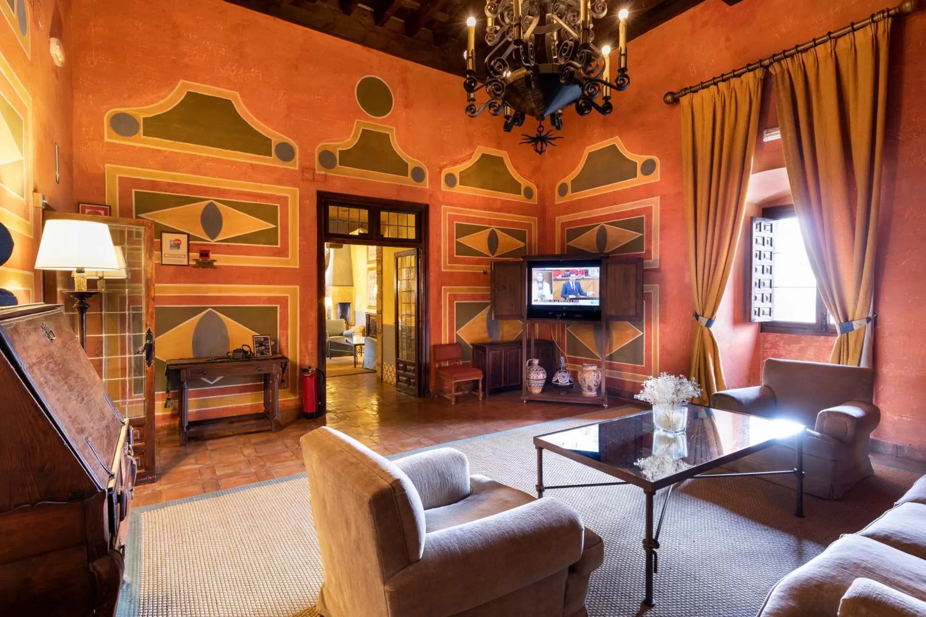 Communal lounge/ TV room, Seating Area in Parador de Jarandilla de la Vera