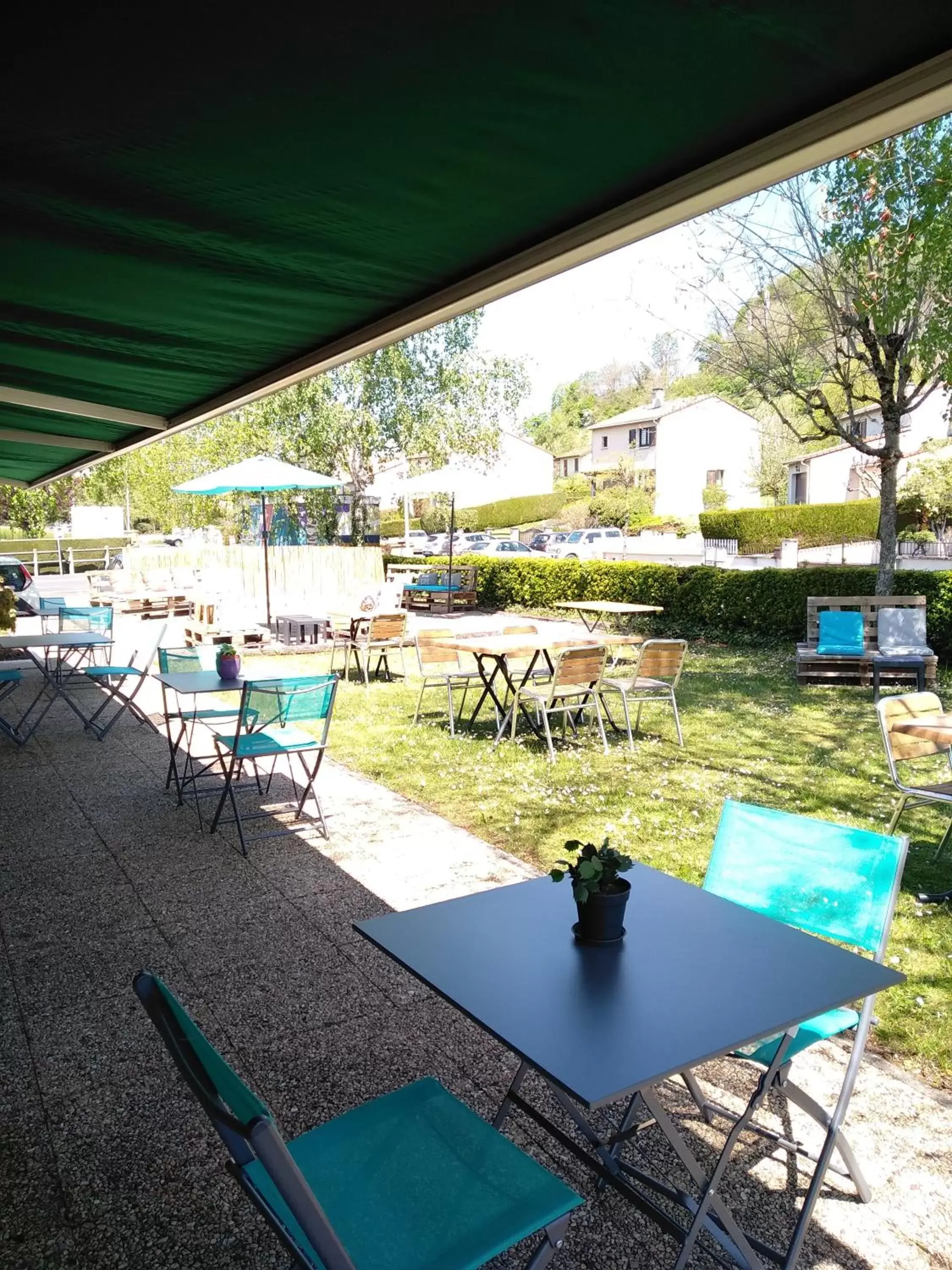 Patio in Hôtel Restaurant Campanile Aurillac