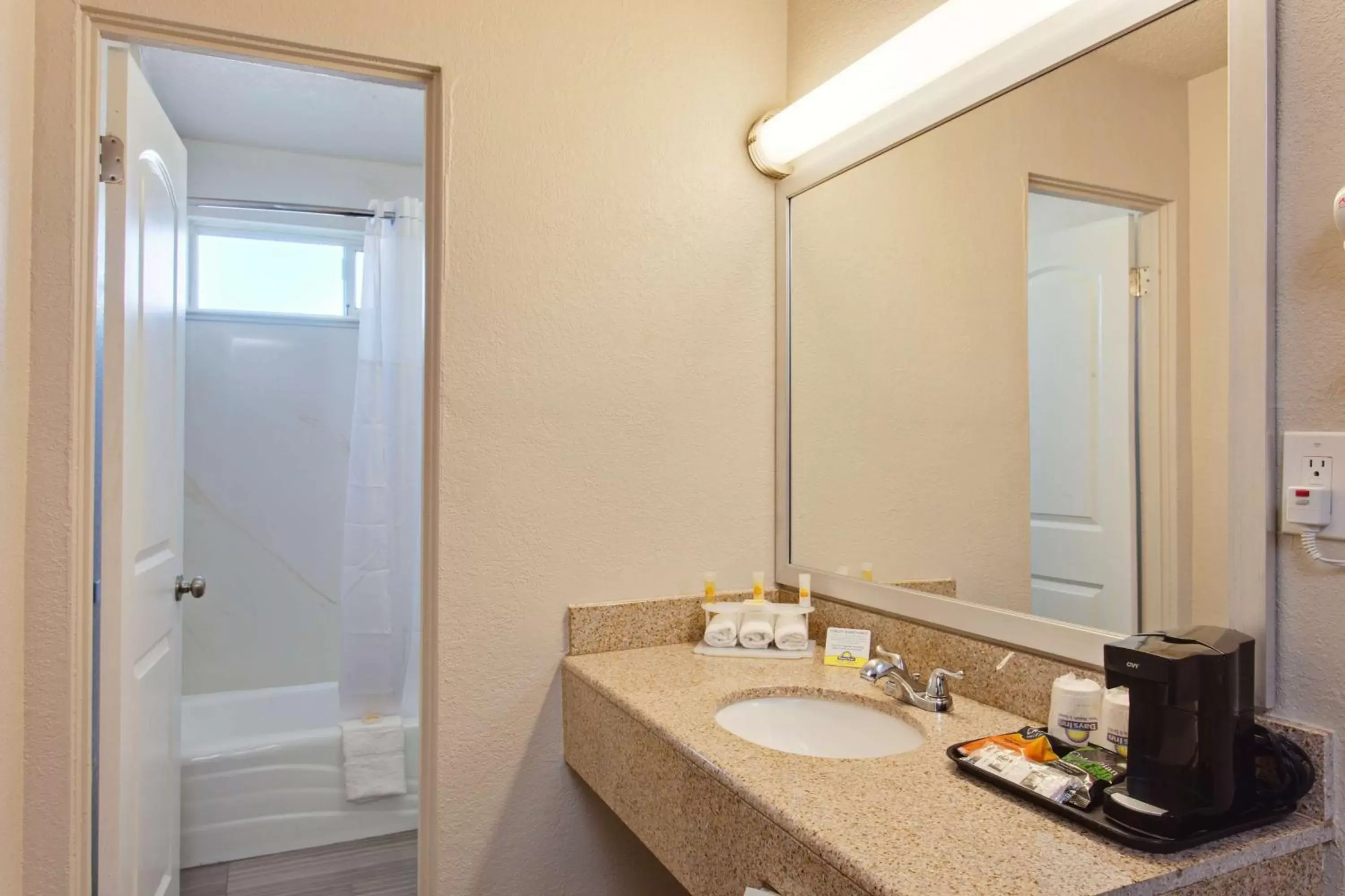 Bathroom, Coffee/Tea Facilities in Days Inn by Wyndham Chowchilla Gateway to Yosemite