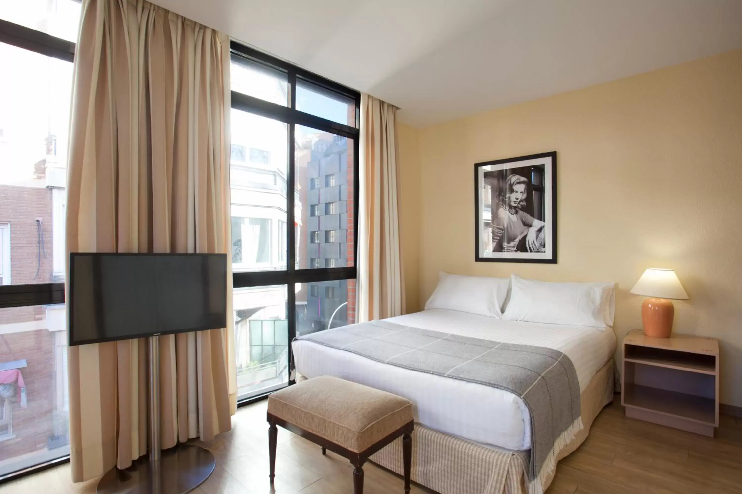 Photo of the whole room, Bed in Espahotel Plaza Basílica