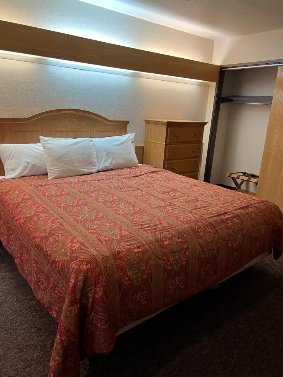 Bed in Boarders Inn & Suites by Cobblestone Hotels - Brush