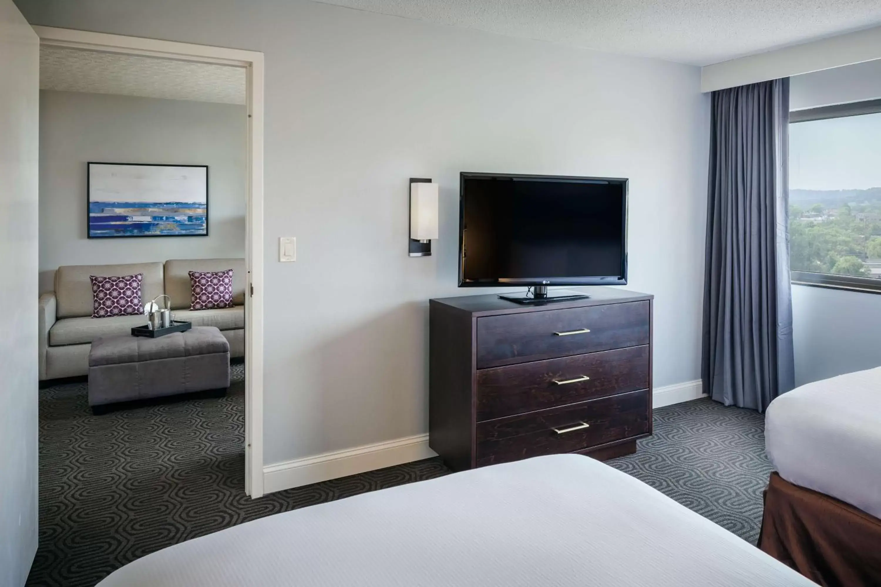 Bed, TV/Entertainment Center in Hilton Suites Brentwood