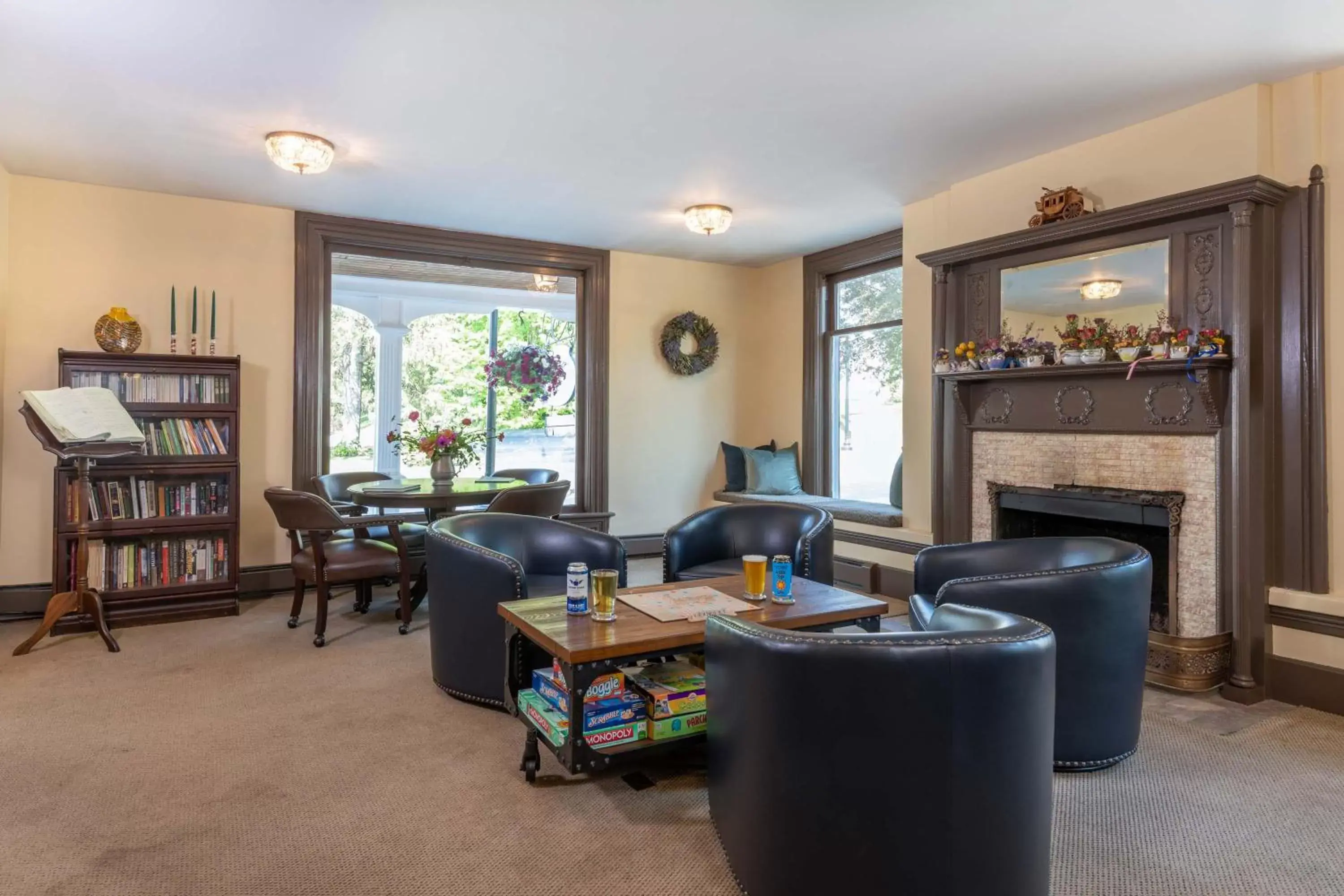 Living room in Old Stagecoach Inn Living room in Old Stagecoach Inn