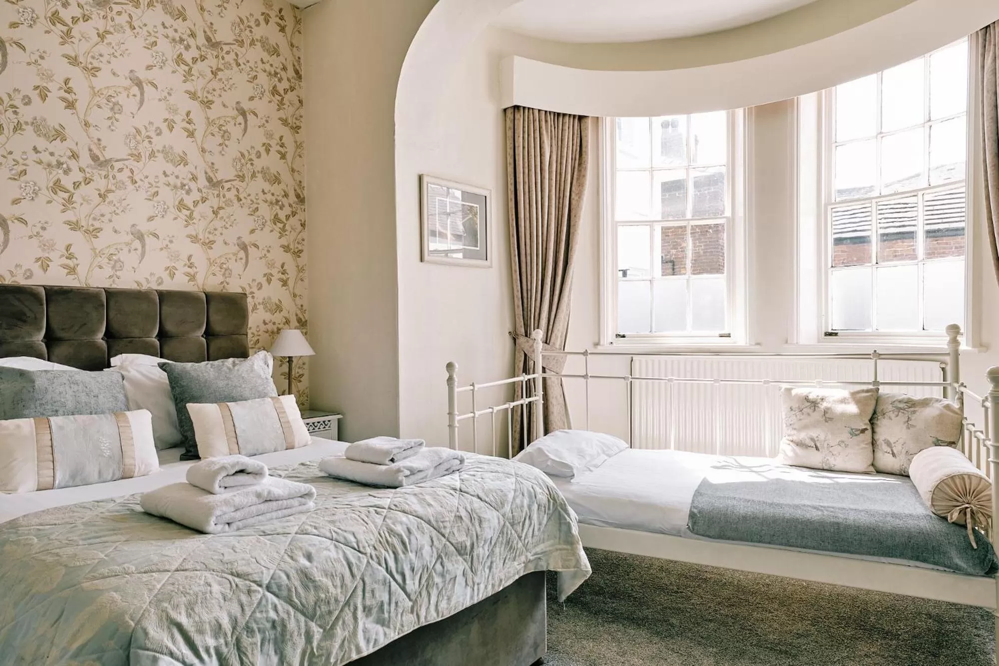 Bedroom, Bed in The Queens Hotel