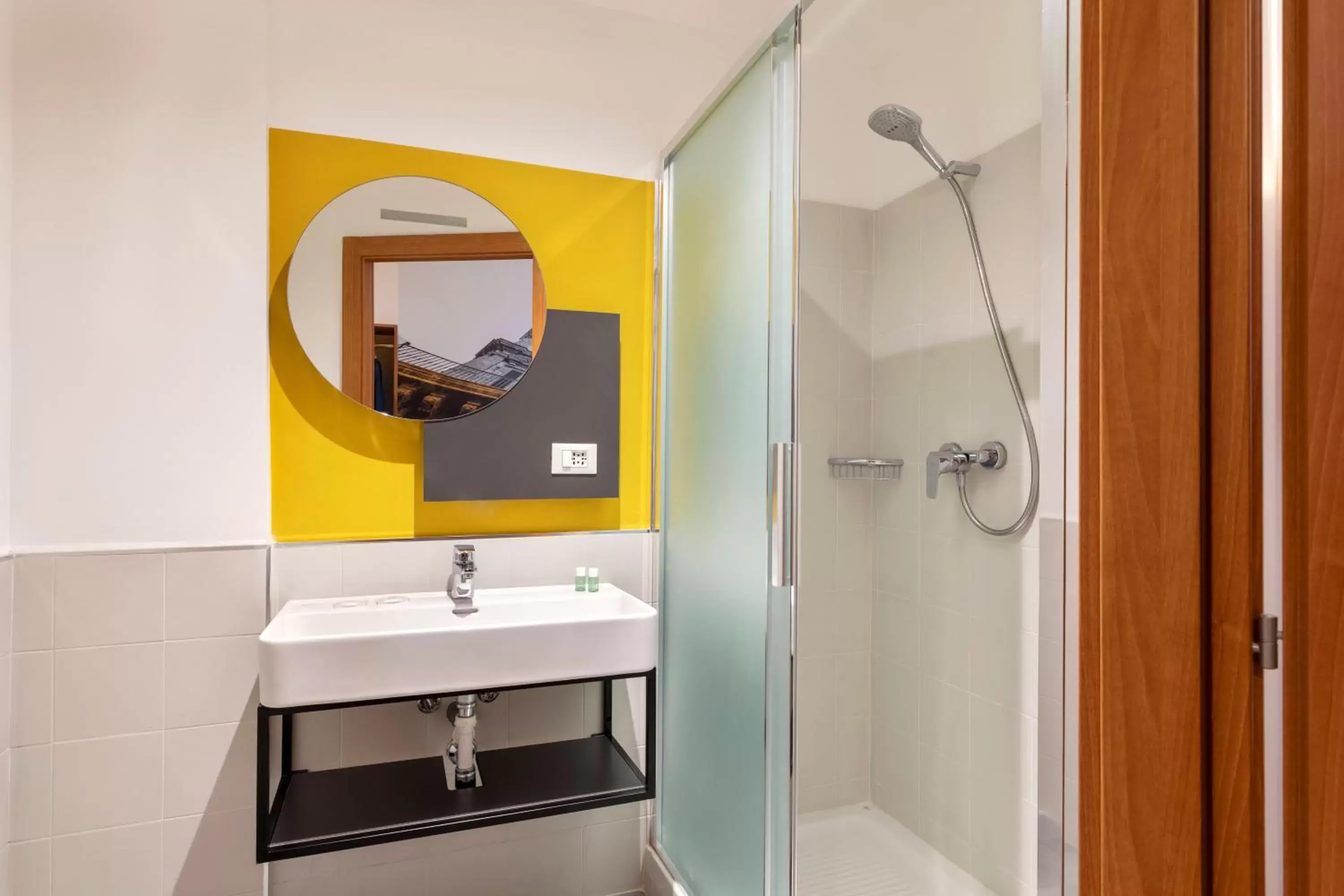 Shower, Bathroom in B&B Hotel Palermo Quattro Canti