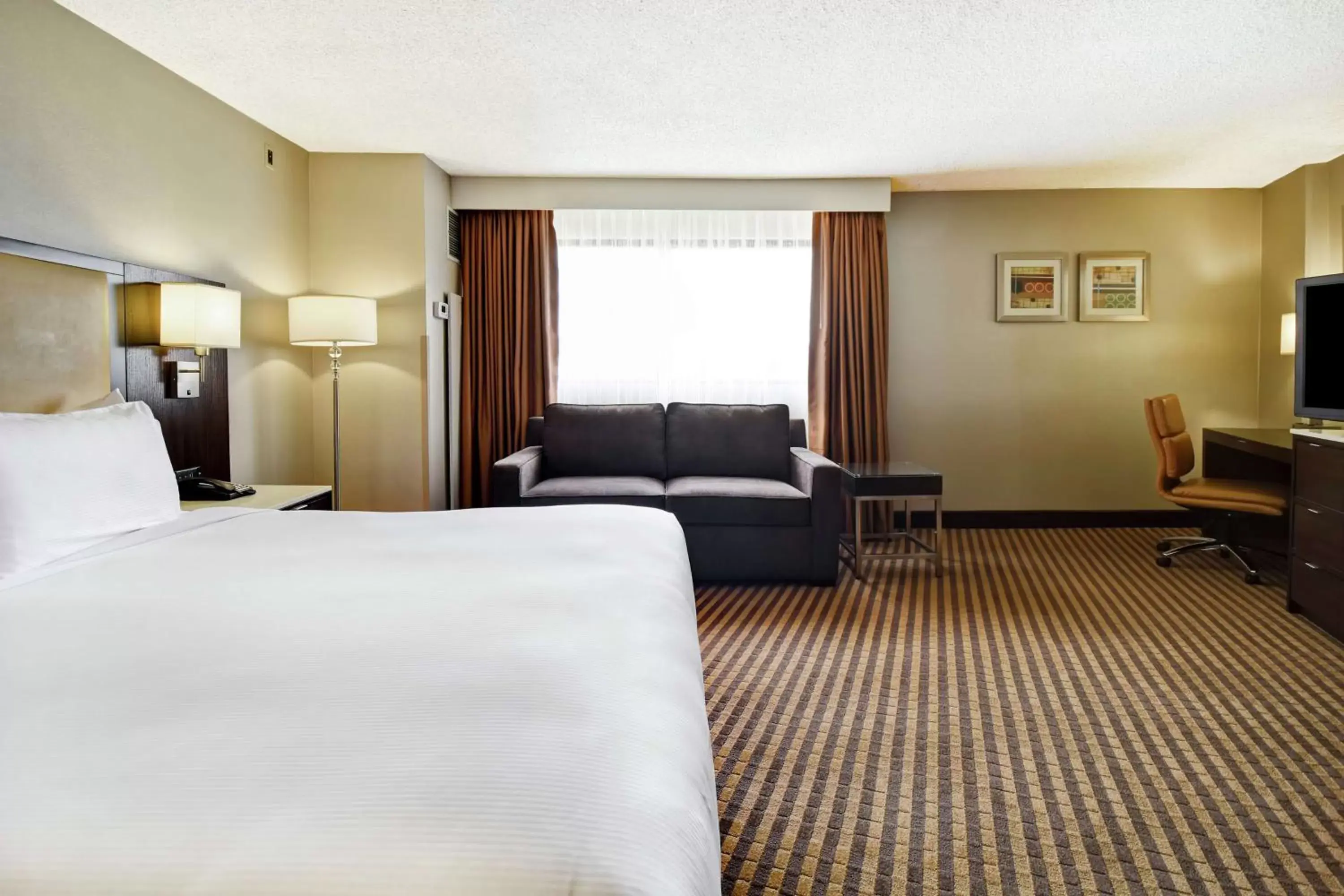 Bedroom in DoubleTree by Hilton Pleasanton at The Club