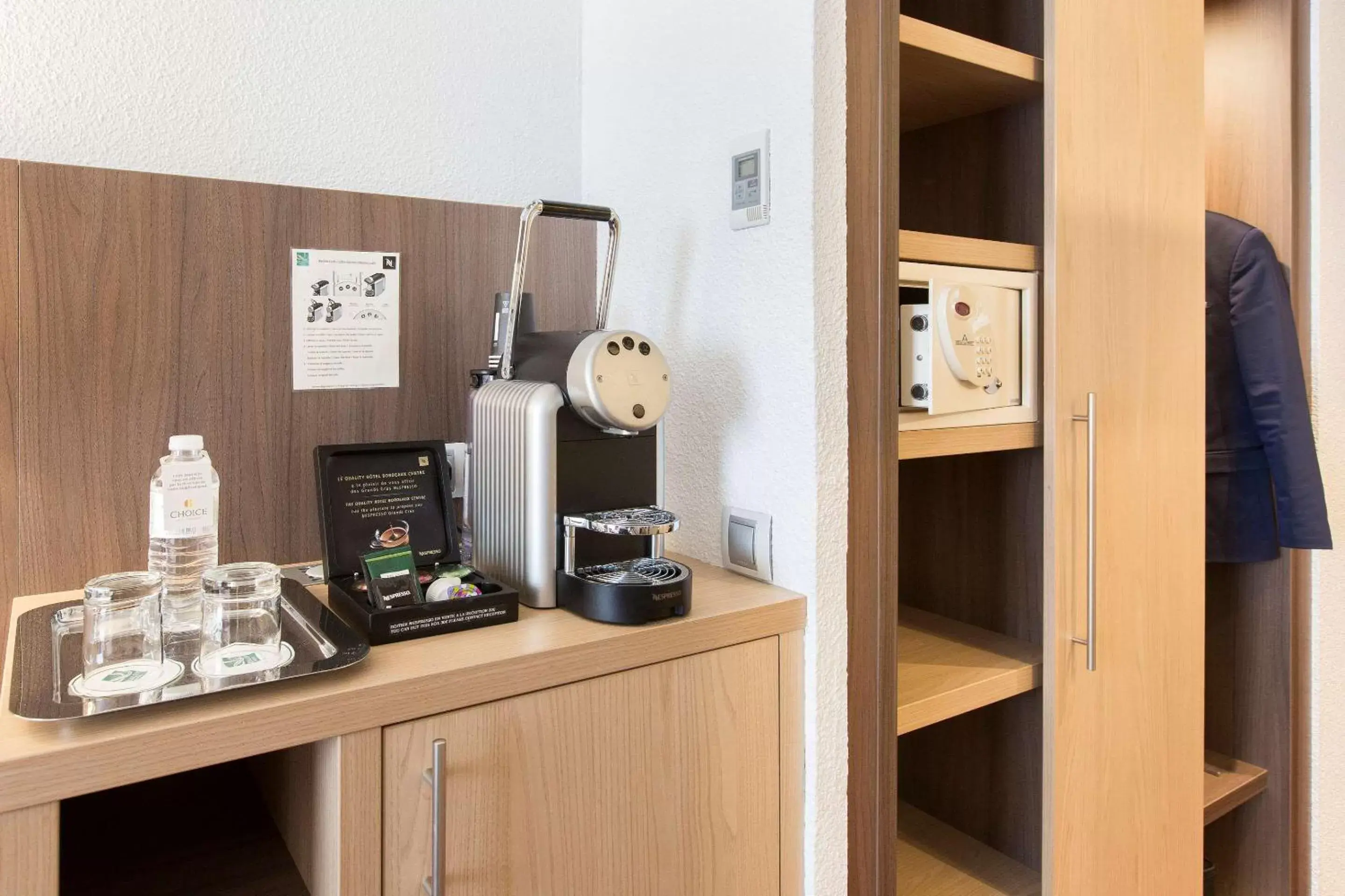 Bedroom, Kitchen/Kitchenette in Quality Hotel Bordeaux Centre