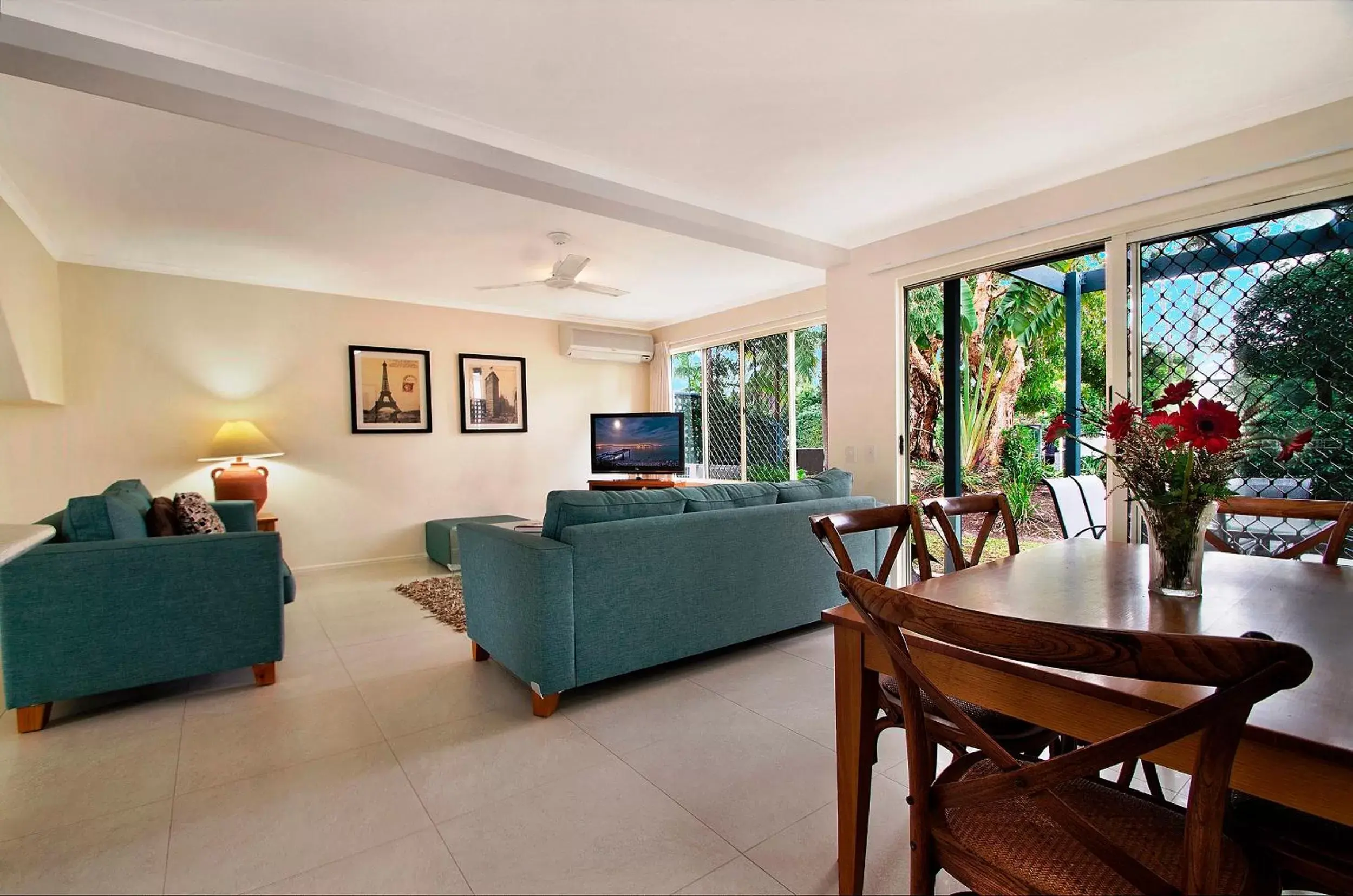 Living room, Dining Area in Ivory Palms Resort Noosa