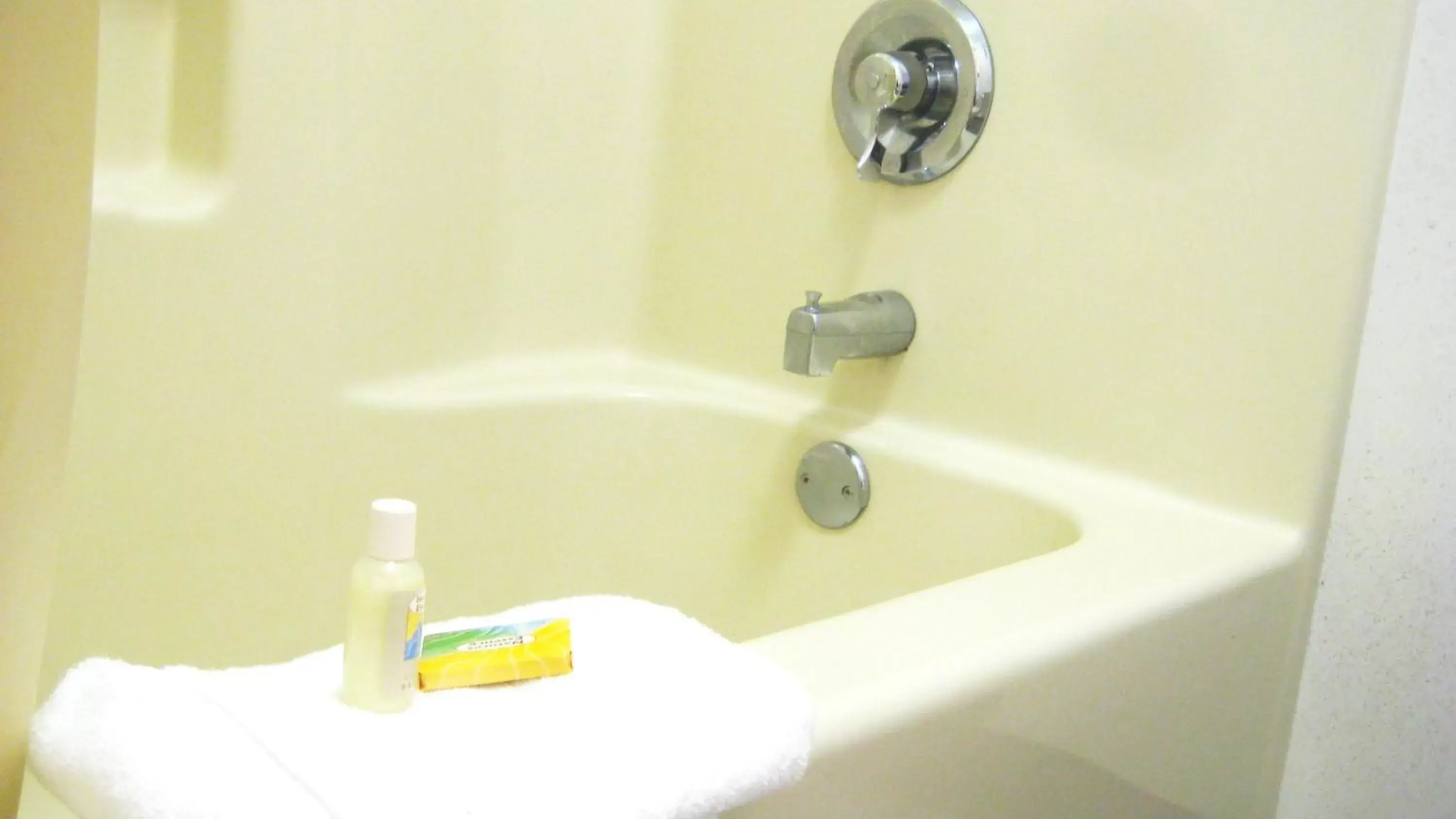 Shower, Bathroom in American Motel - Lenoir