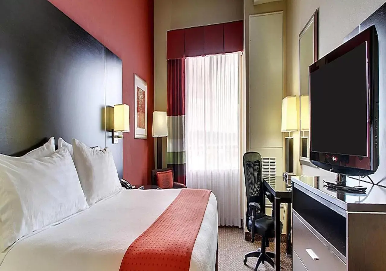 Bed in Holiday Inn Birmingham - Hoover, an IHG Hotel