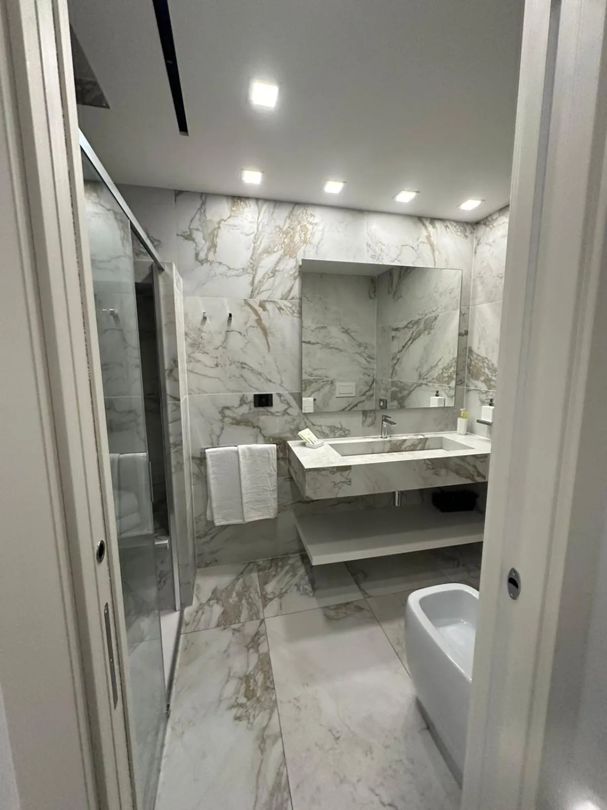 Shower in Maison Tritone