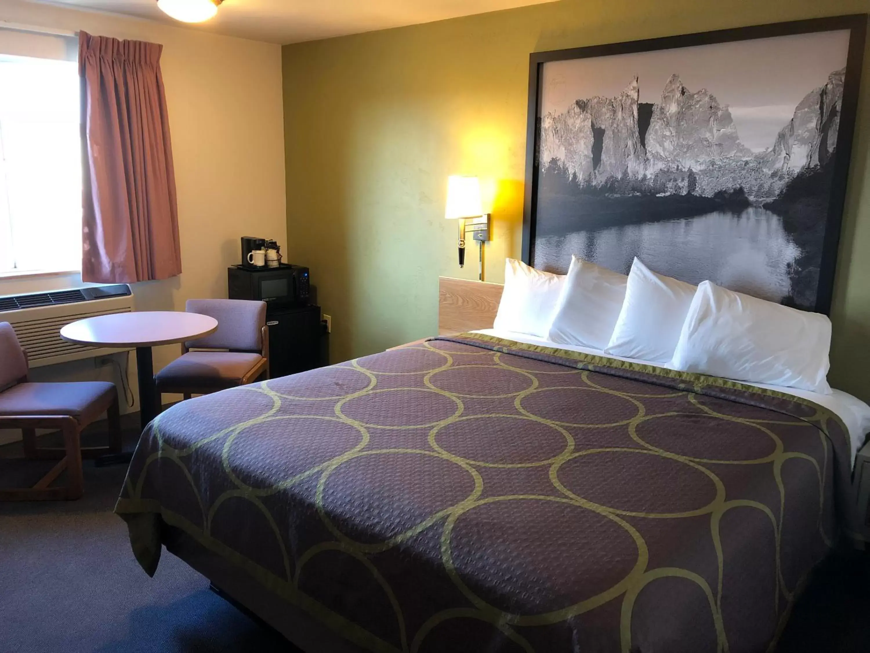 Bedroom, Bed in Super 8 by Wyndham Redmond Bedroom, Bed in Super 8 by Wyndham Redmond