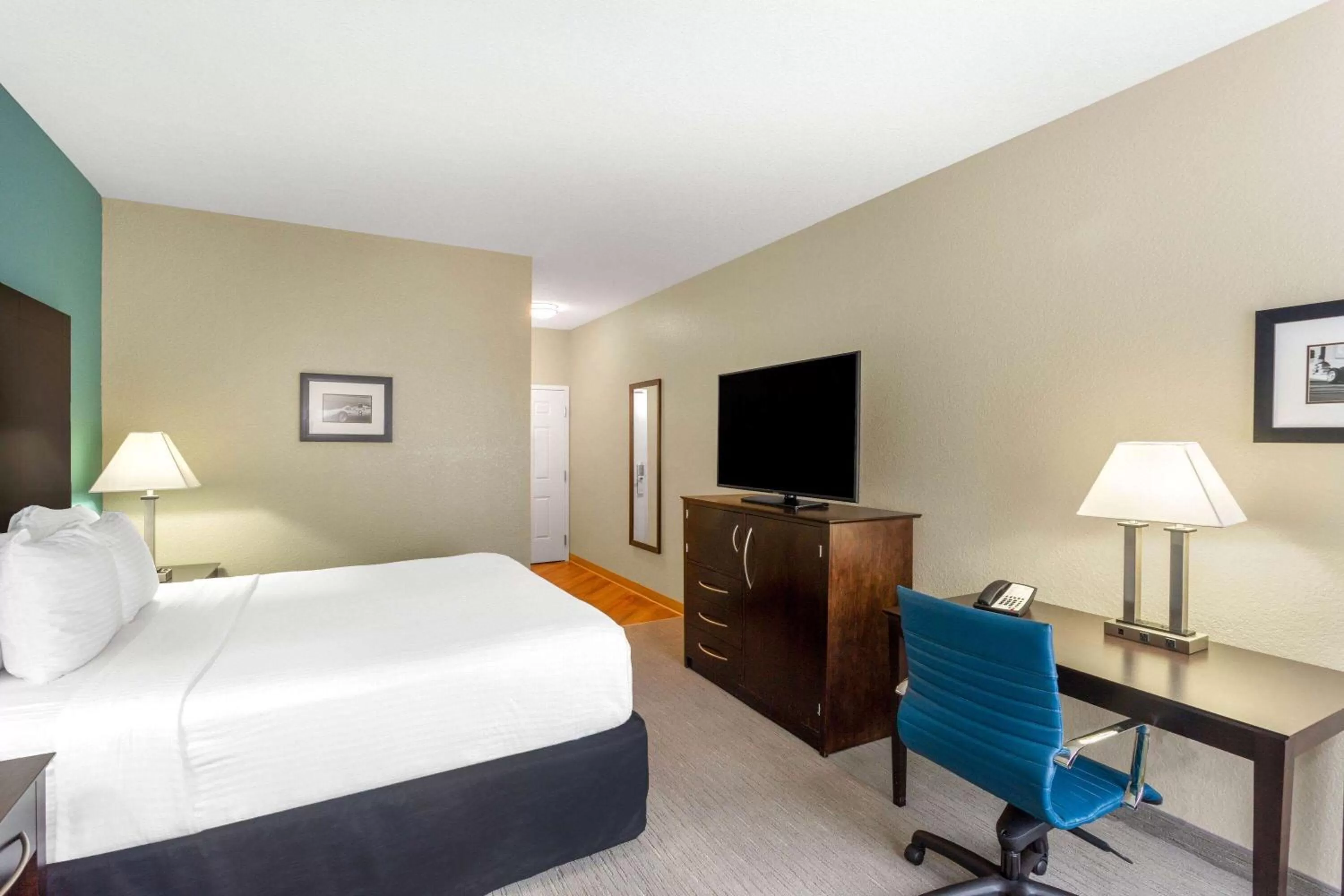 Photo of the whole room, Bed in La Quinta by Wyndham Sebring