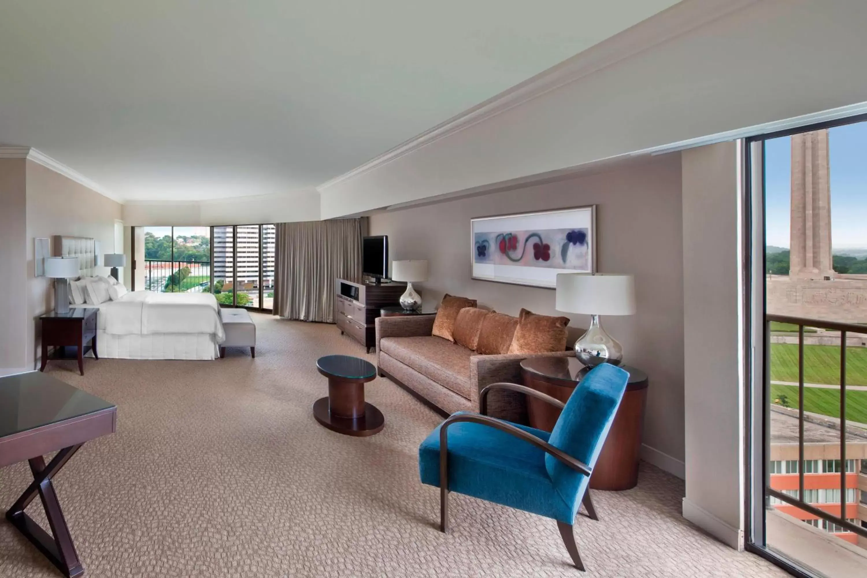 Bedroom, Seating Area in The Westin Kansas City at Crown Center