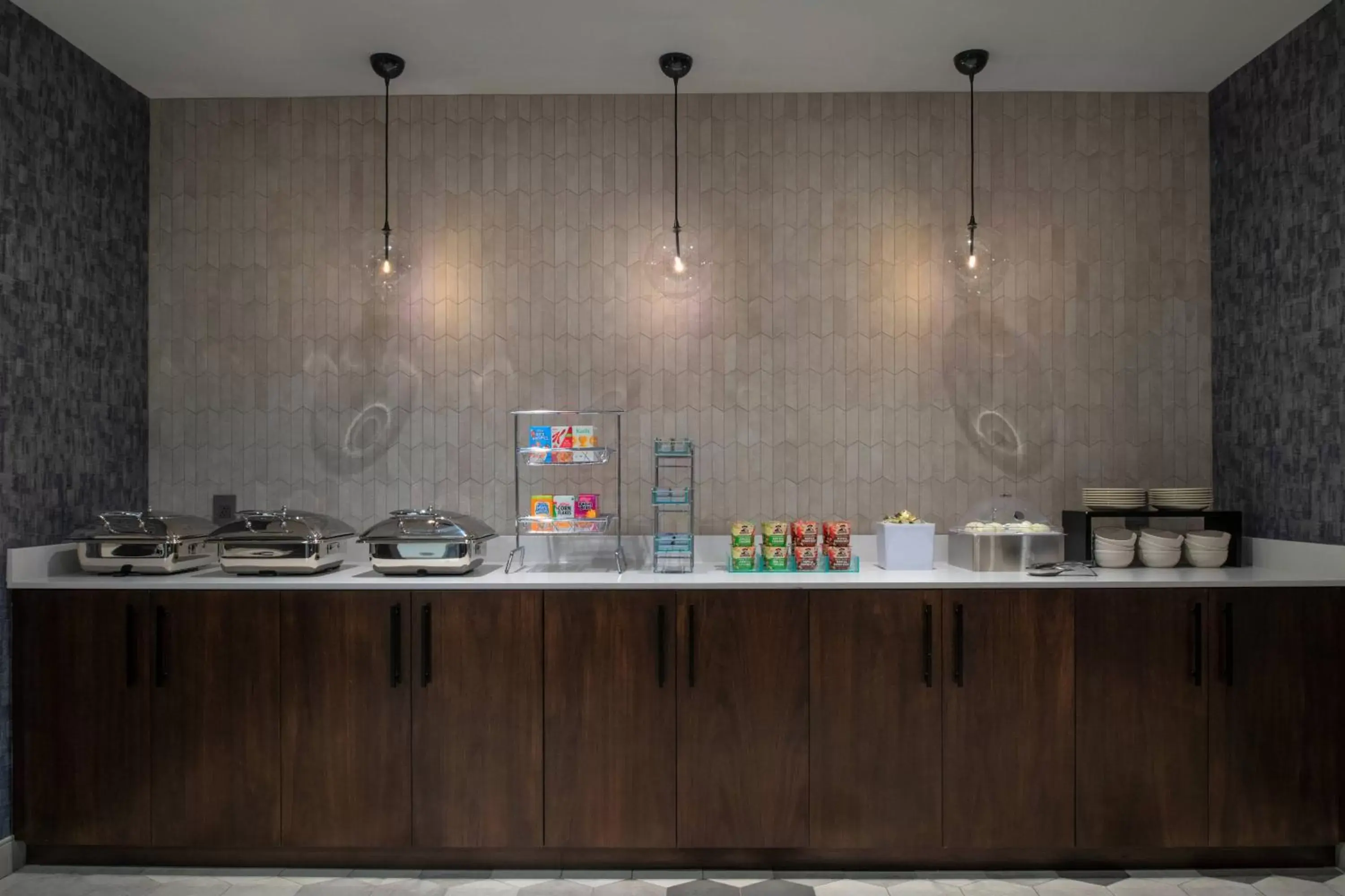 Breakfast, Kitchen/Kitchenette in TownePlace Suites by Marriott Boston Medford
