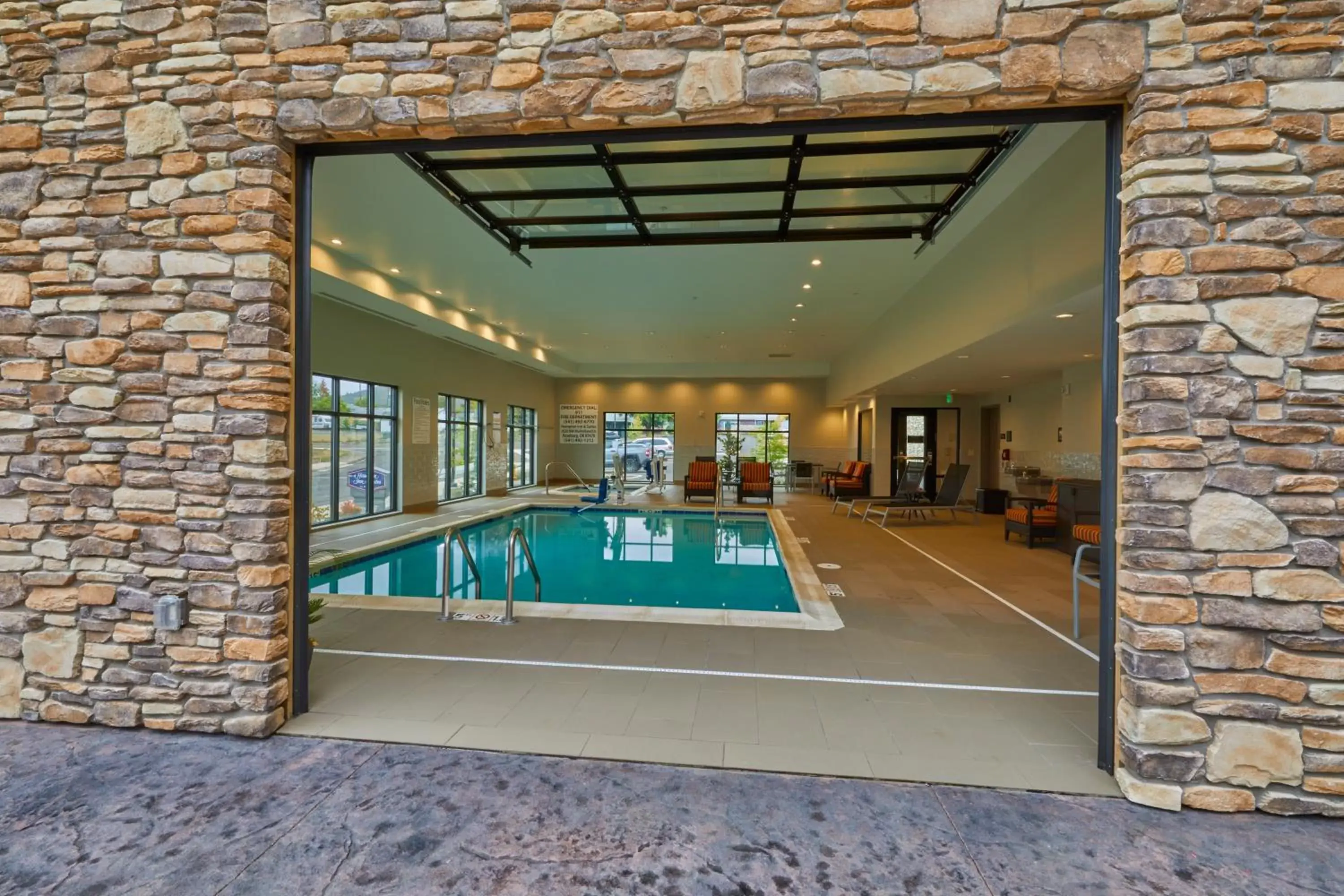 Swimming Pool in Hampton Inn & Suites Roseburg