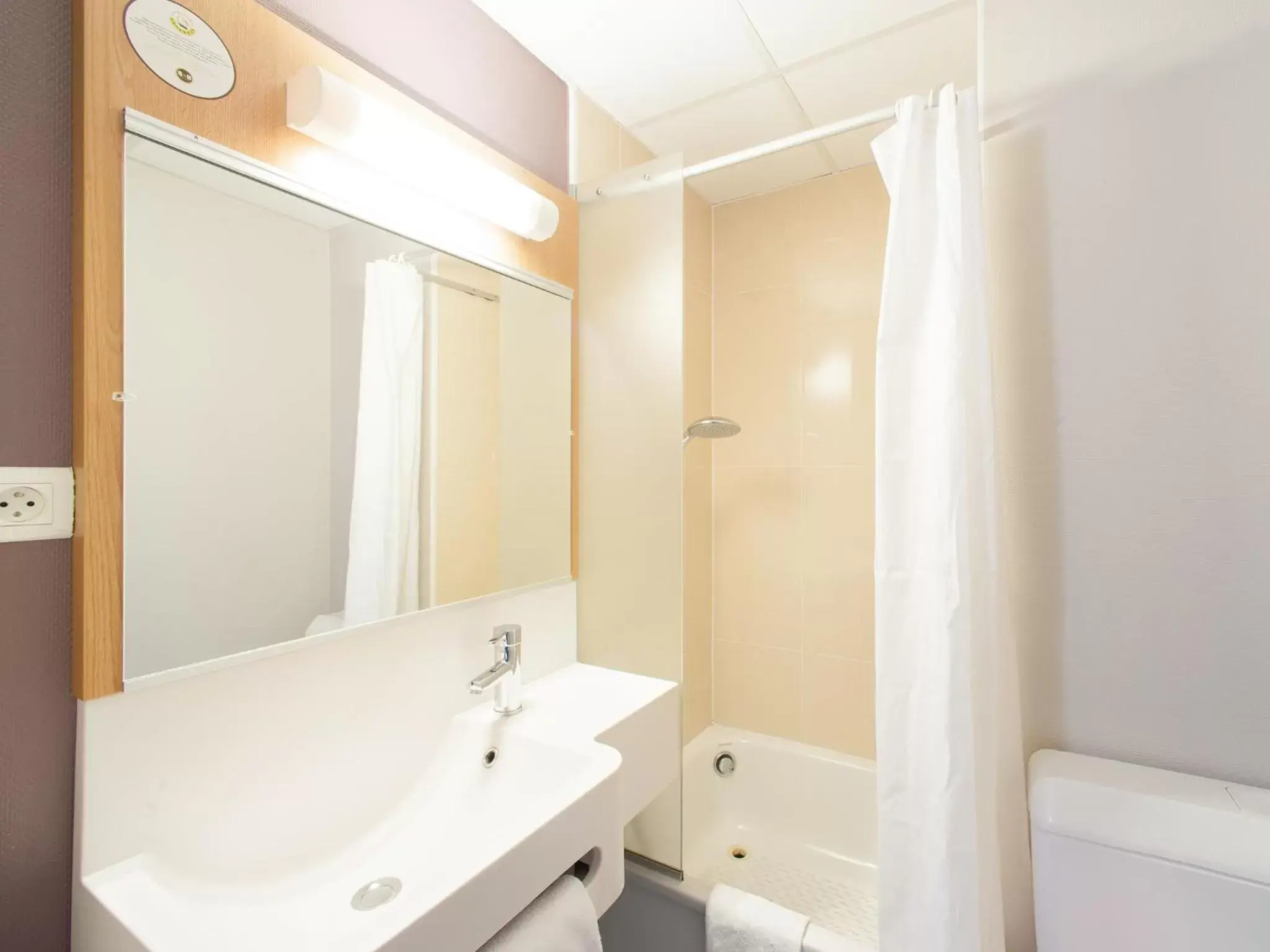 Bathroom in B&B HOTEL Cholet Sud