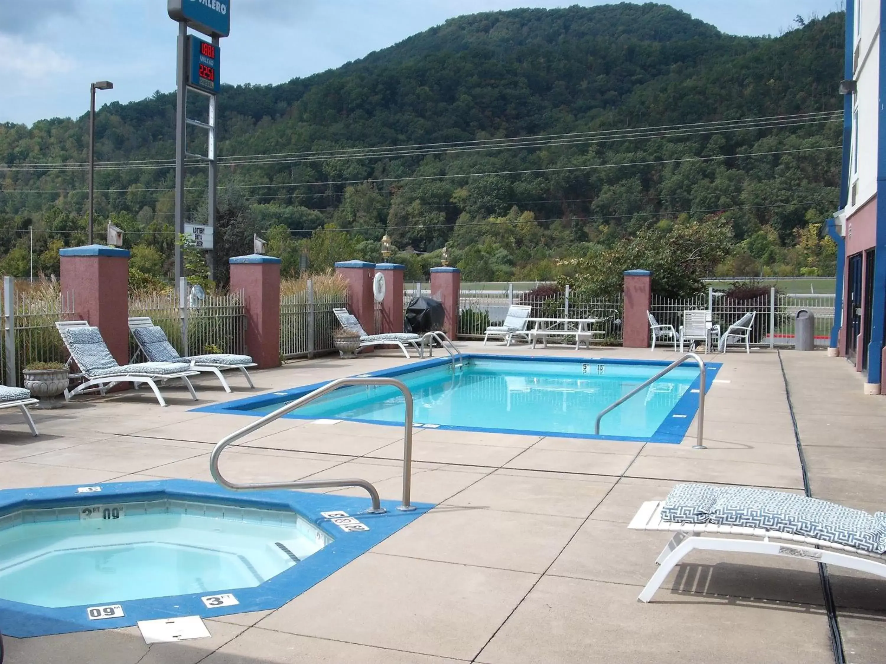 Hot Tub, Swimming Pool in Mountain Inn & Suites