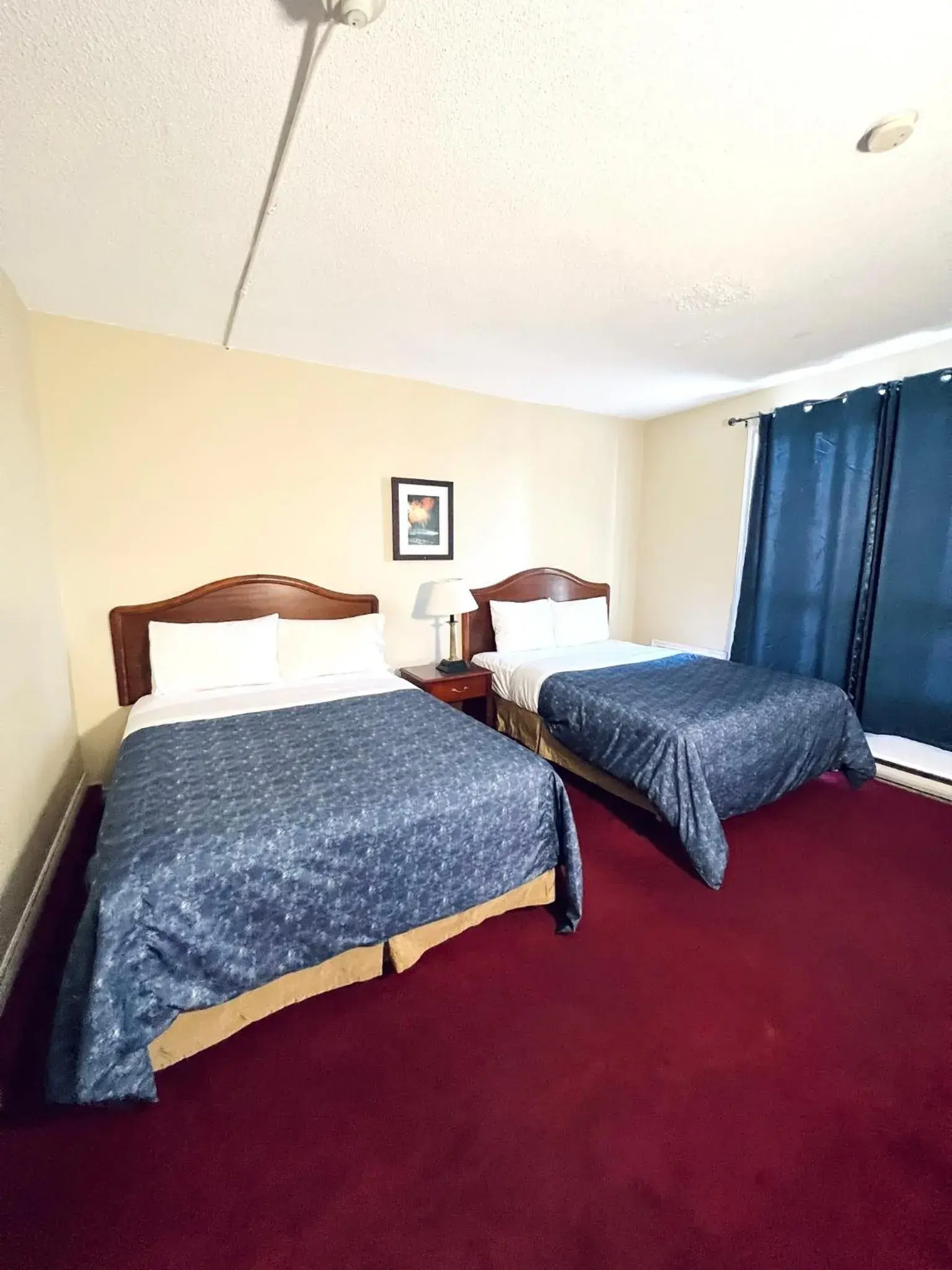 Photo of the whole room, Bed in Fairway Inn by the Falls