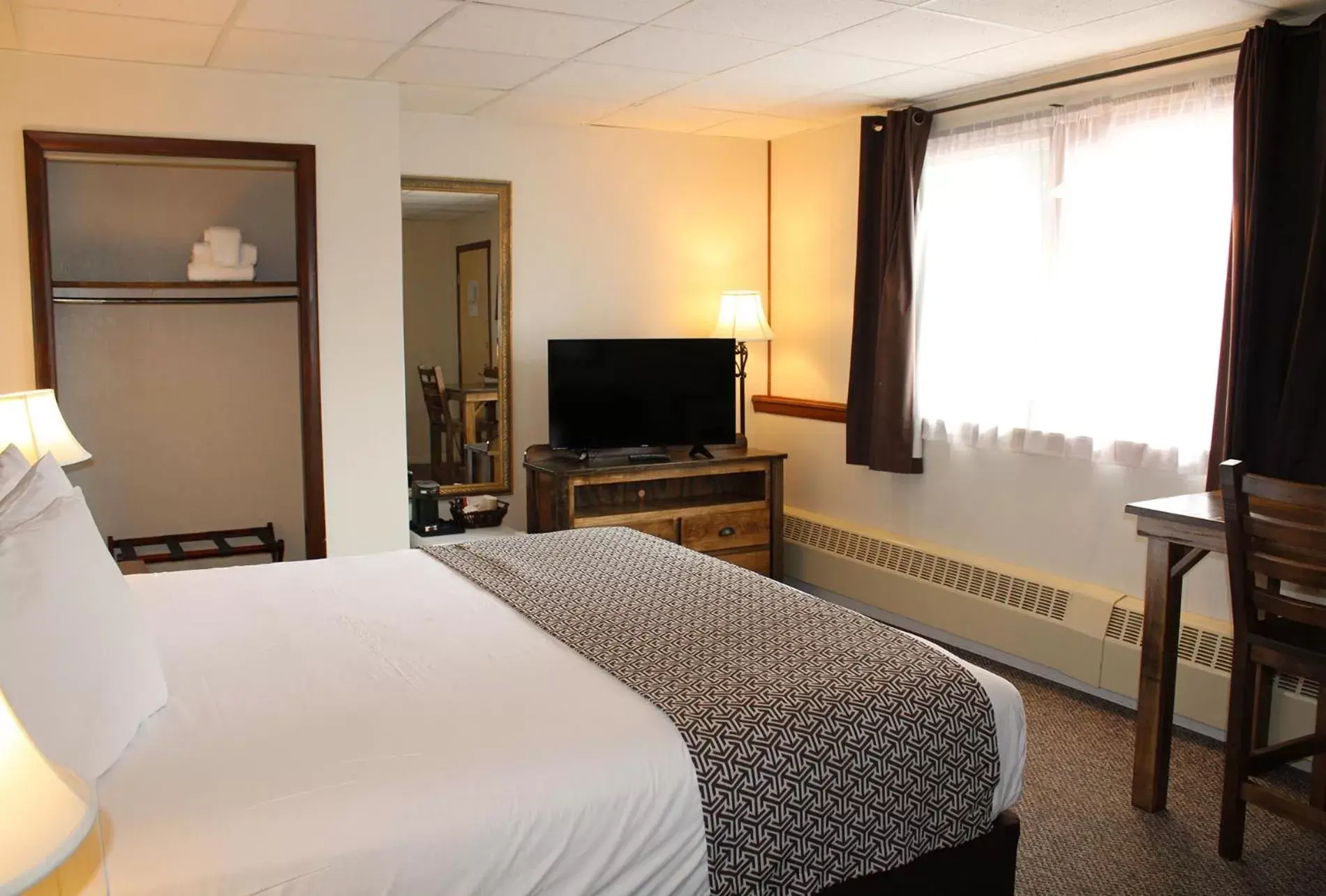 King Room in Bayside Resort, Lake George NY King Room in Bayside Resort, Lake George NY