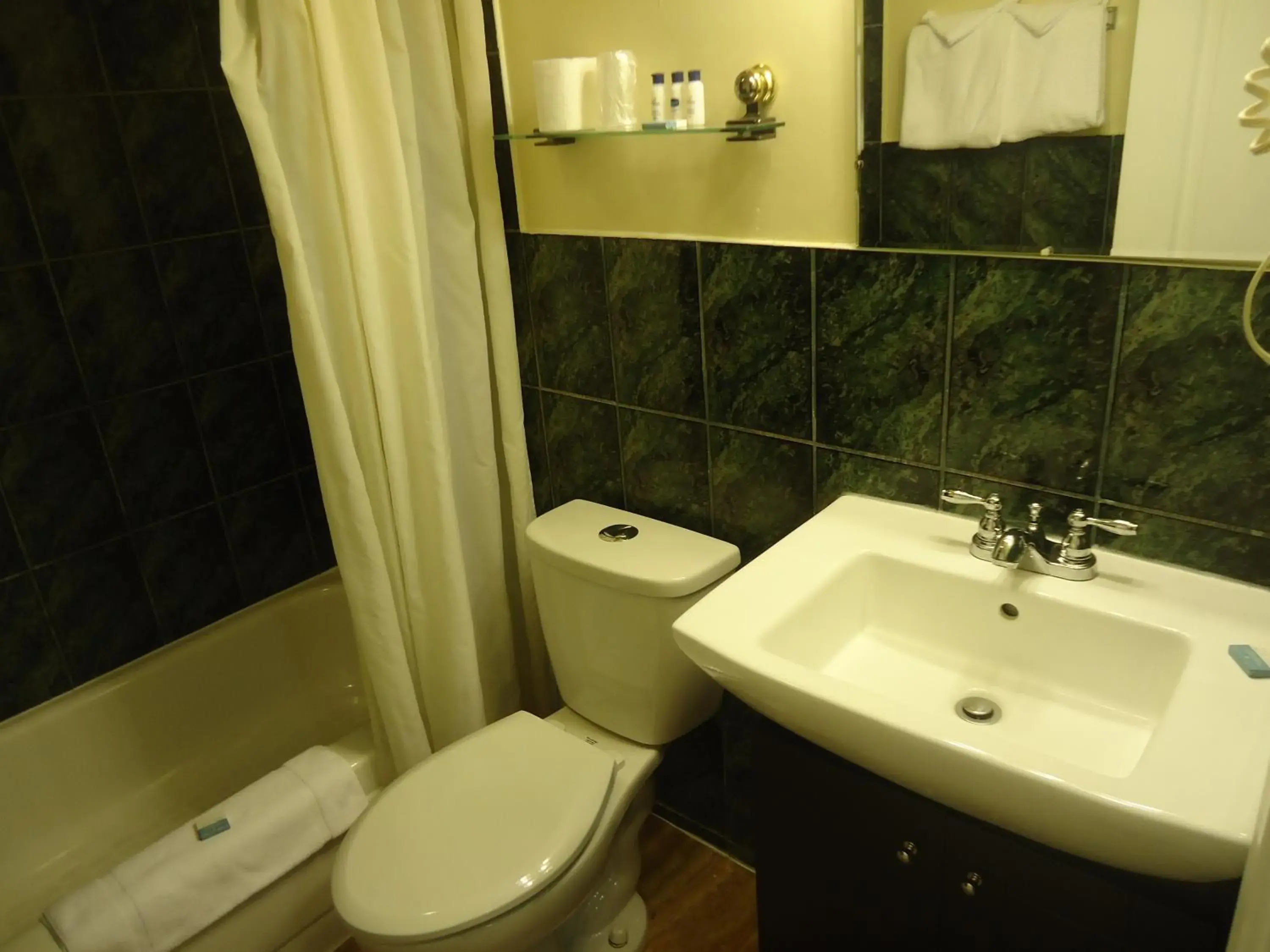 Day, Bathroom in Bayside Inn & Waterfront Suites