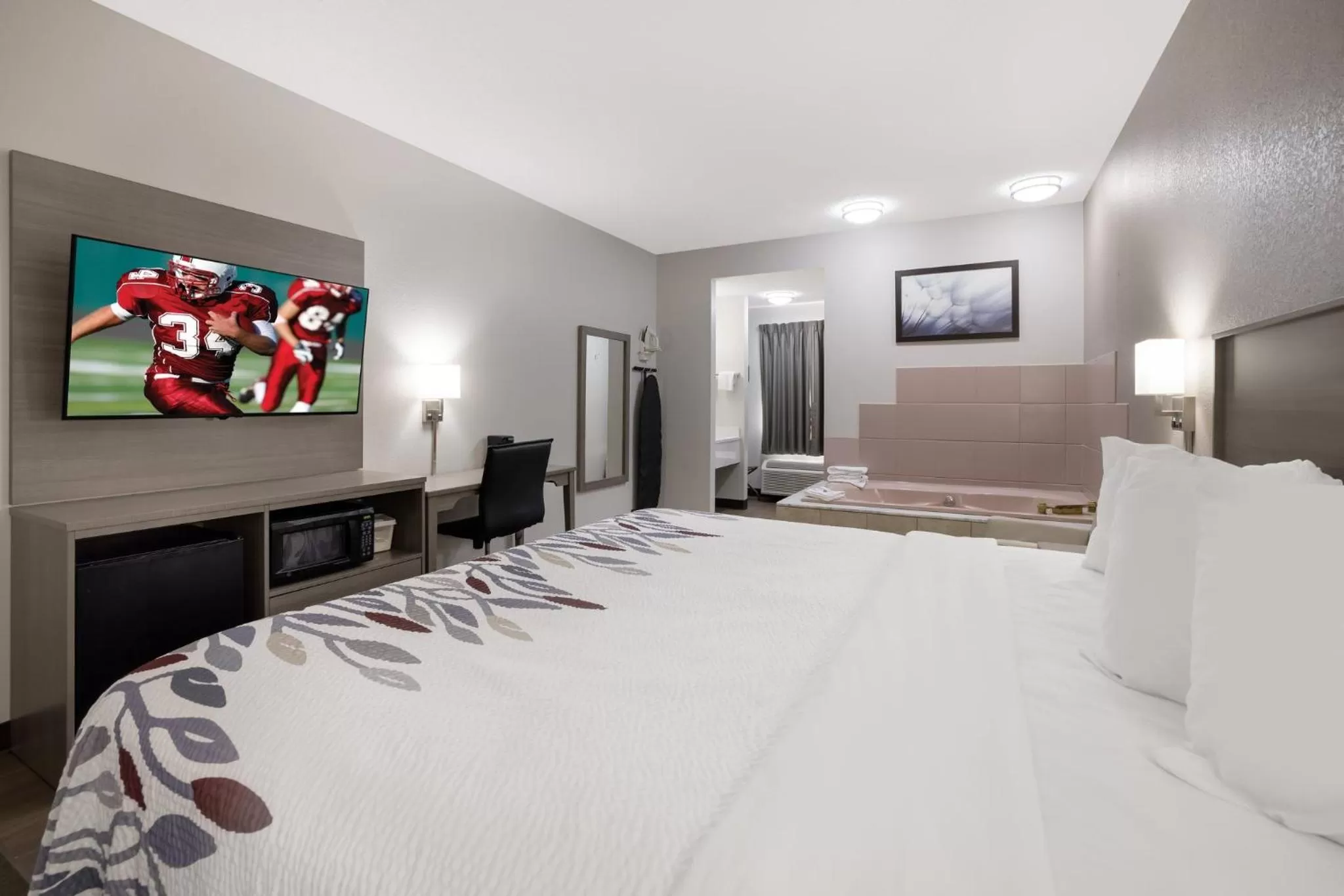 Bedroom, Bed in Red Roof Inn Weedsport