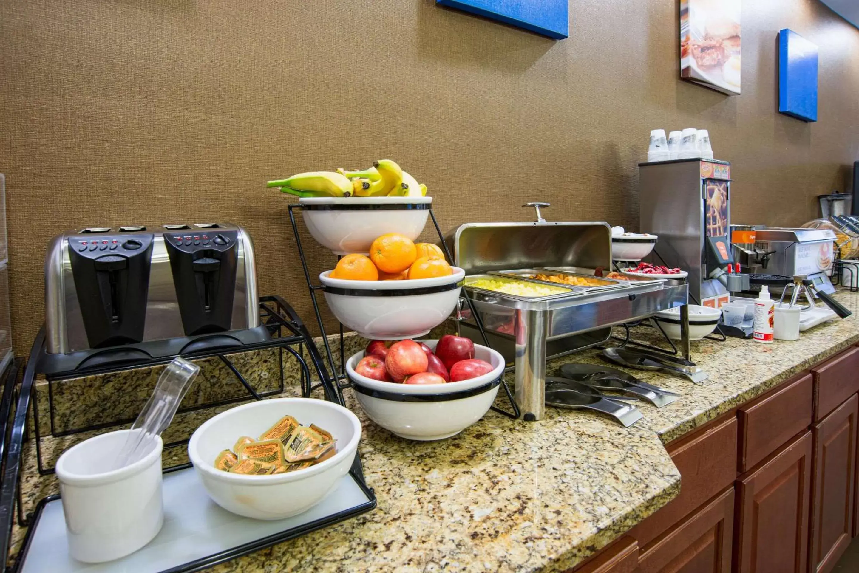 Restaurant/places to eat, Food in Comfort Inn Naugatuck-Shelton, CT