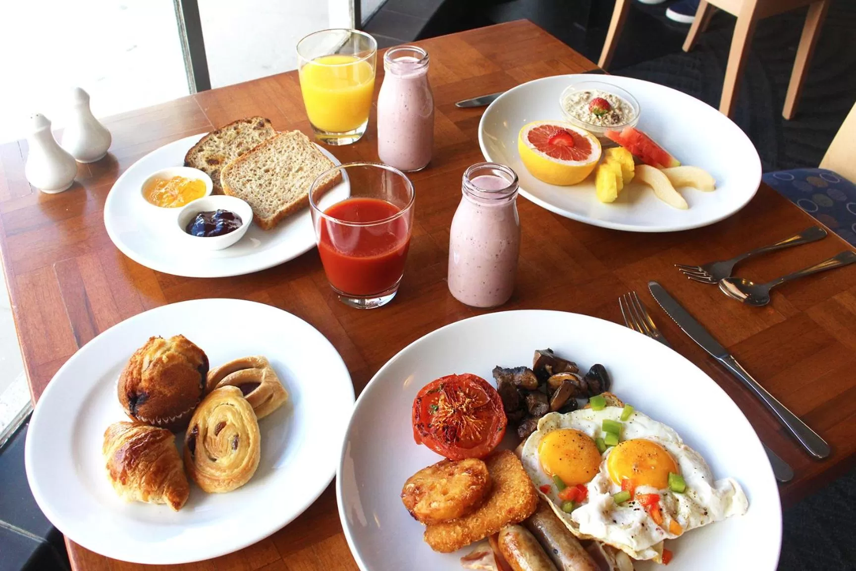 Buffet breakfast in James Cook Hotel Grand Chancellor