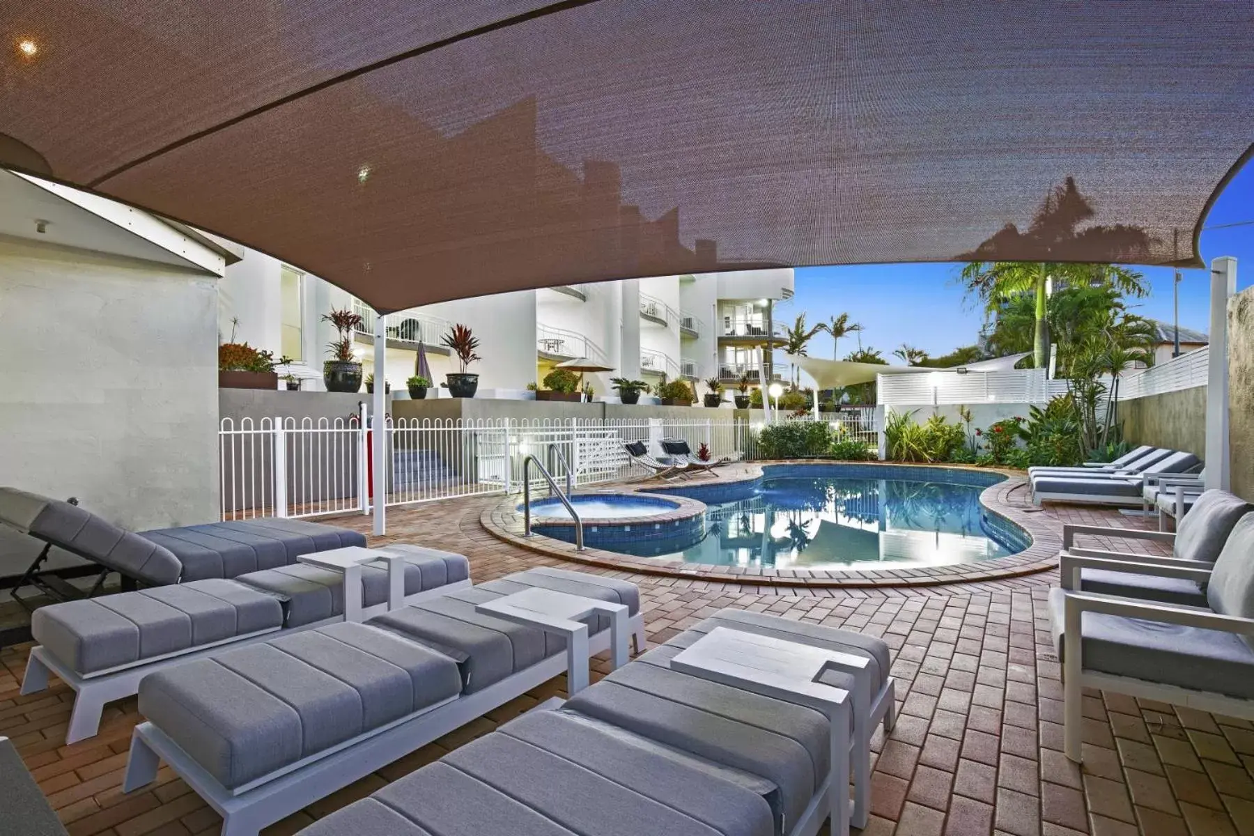 Hot Tub, Swimming Pool in Kirra Palms Holiday Apartments