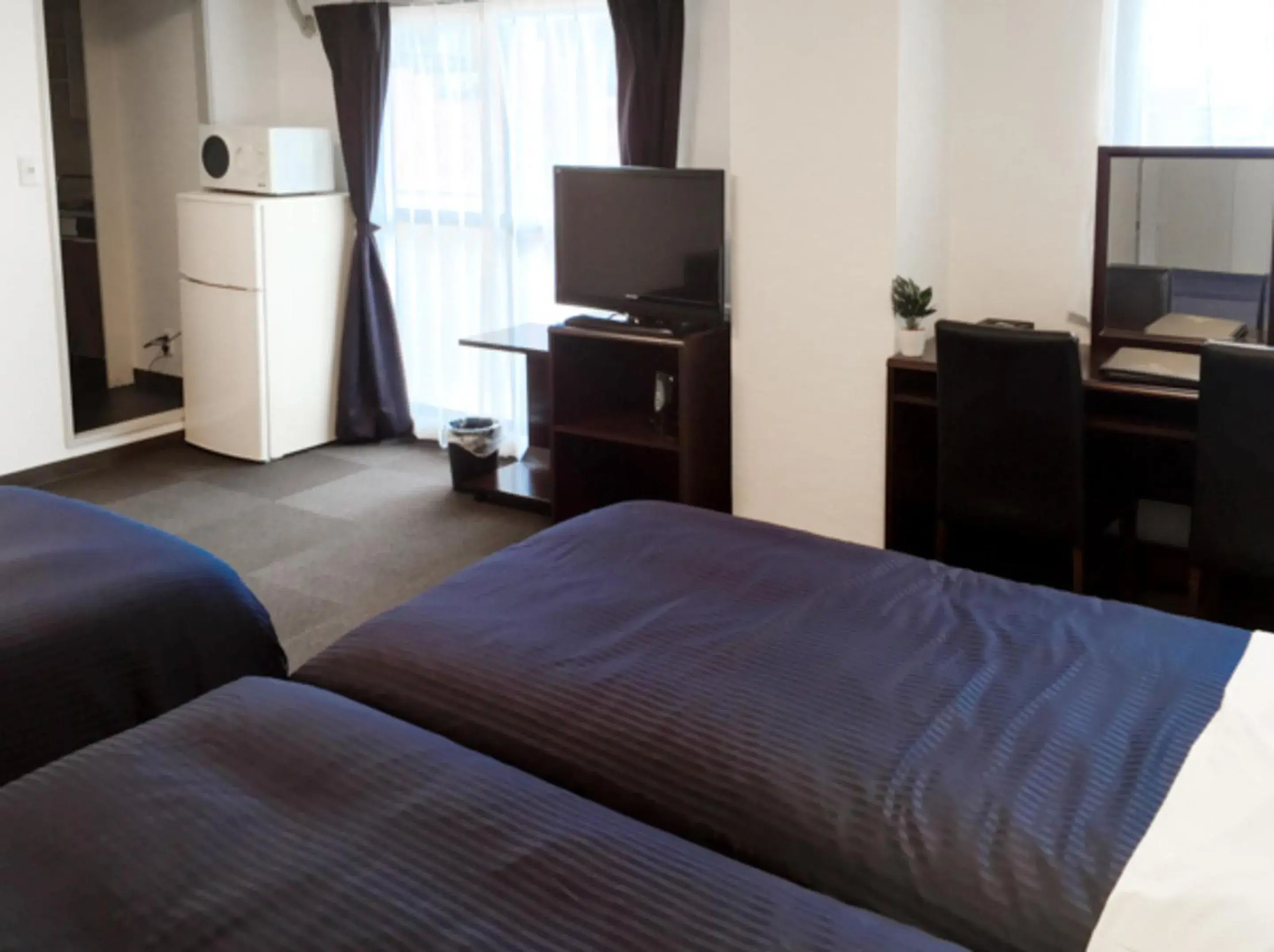 Bed, TV/Entertainment Center in HOTEL LiVEMAX BUDGET Fuchu