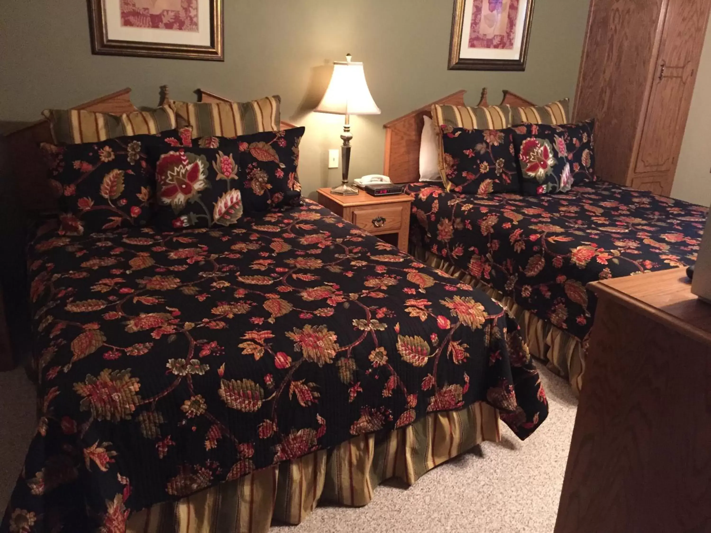 Photo of the whole room, Bed in High Point Inn