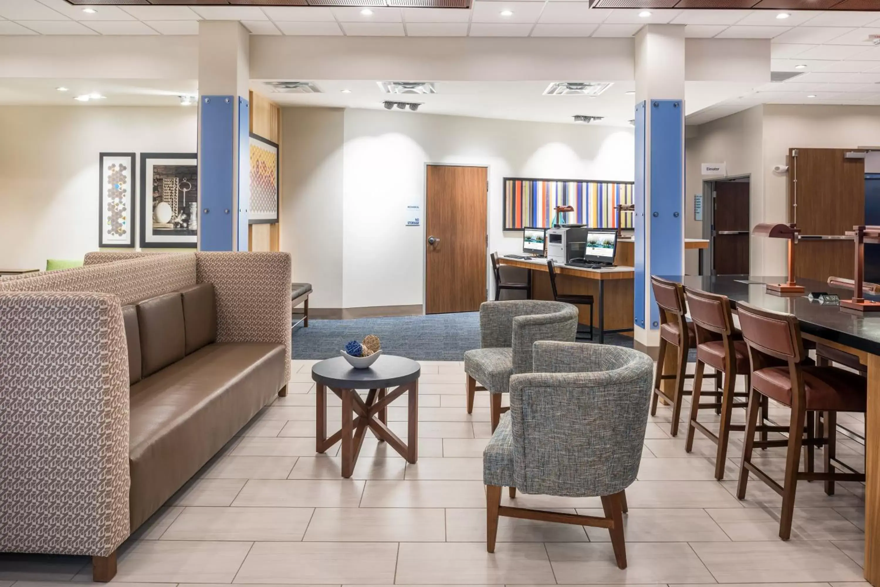 Property building, Lounge/Bar in Holiday Inn Express & Suites St. Louis - Chesterfield, an IHG Hotel