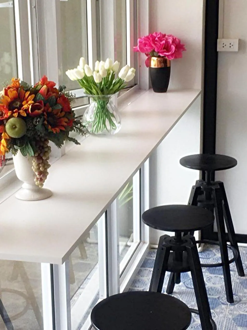 Communal lounge/ TV room in Hub of Joys Hostel