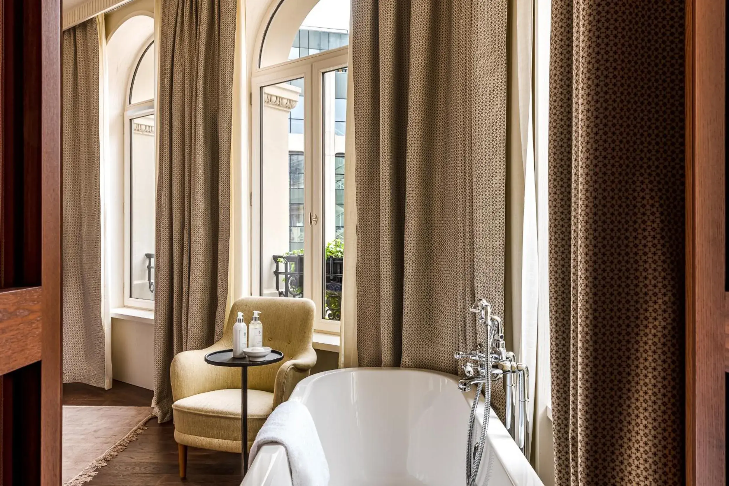 Bedroom, Bathroom in Château des Fleurs - Hôtel & Spa - Paris Champs-Elysées