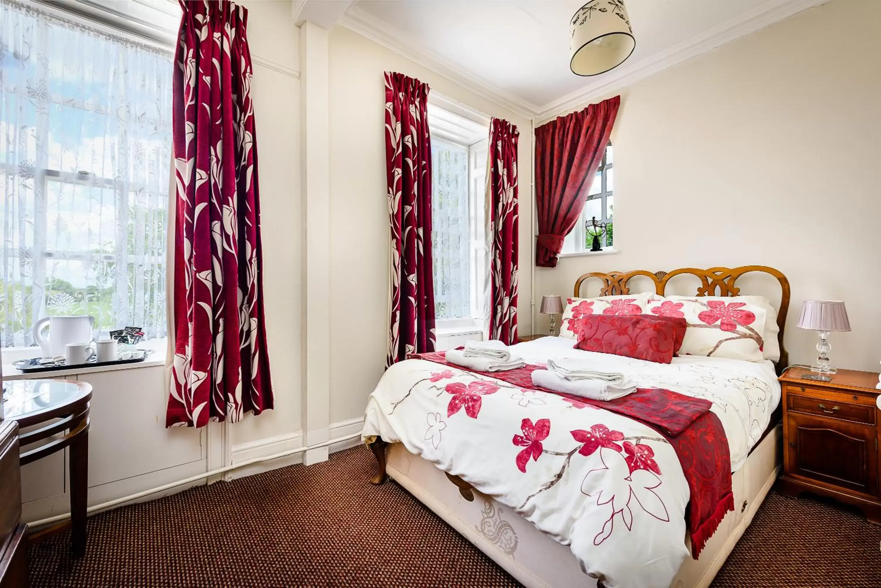 Photo of the whole room, Bed in Mangreen Country House