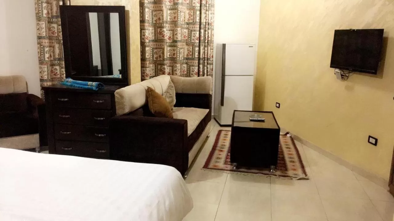 Communal lounge/ TV room, Bed in Al Tawheed Hotel Apartments