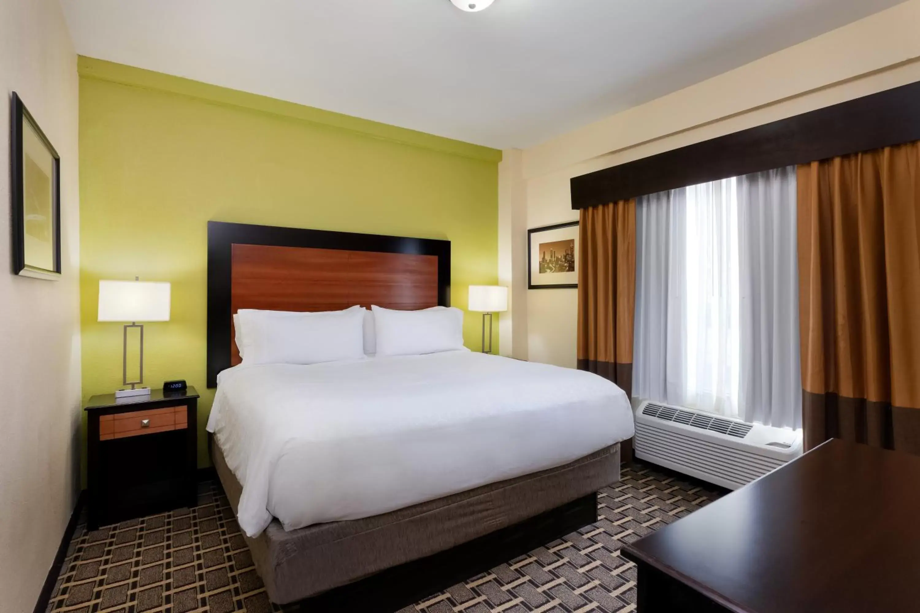 Photo of the whole room, Bed in Holiday Inn Express & Suites - Atlanta Downtown, an IHG Hotel