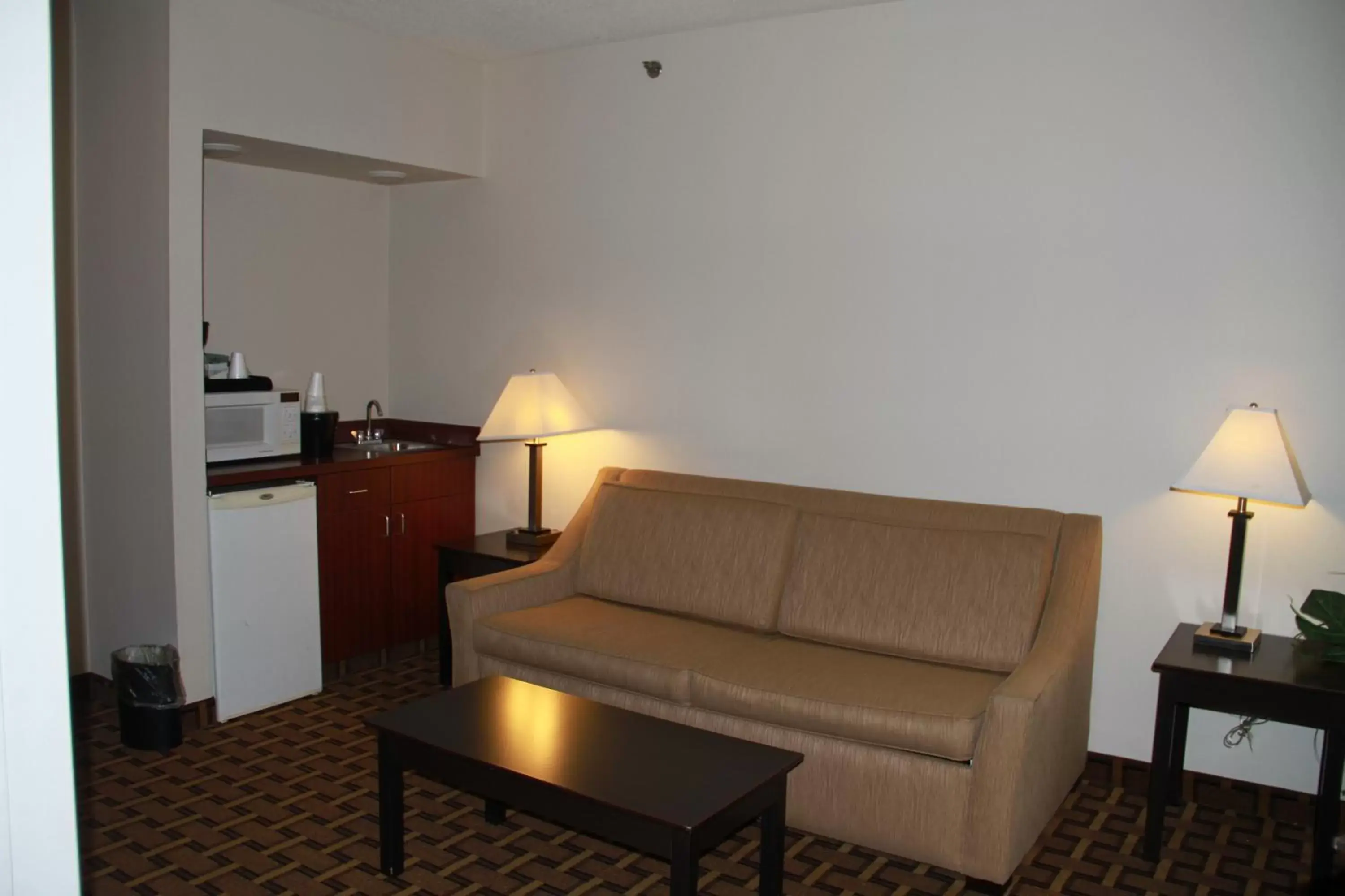 Living room, Seating Area in SureStay Plus Hotel by Best Western Coralville Iowa City