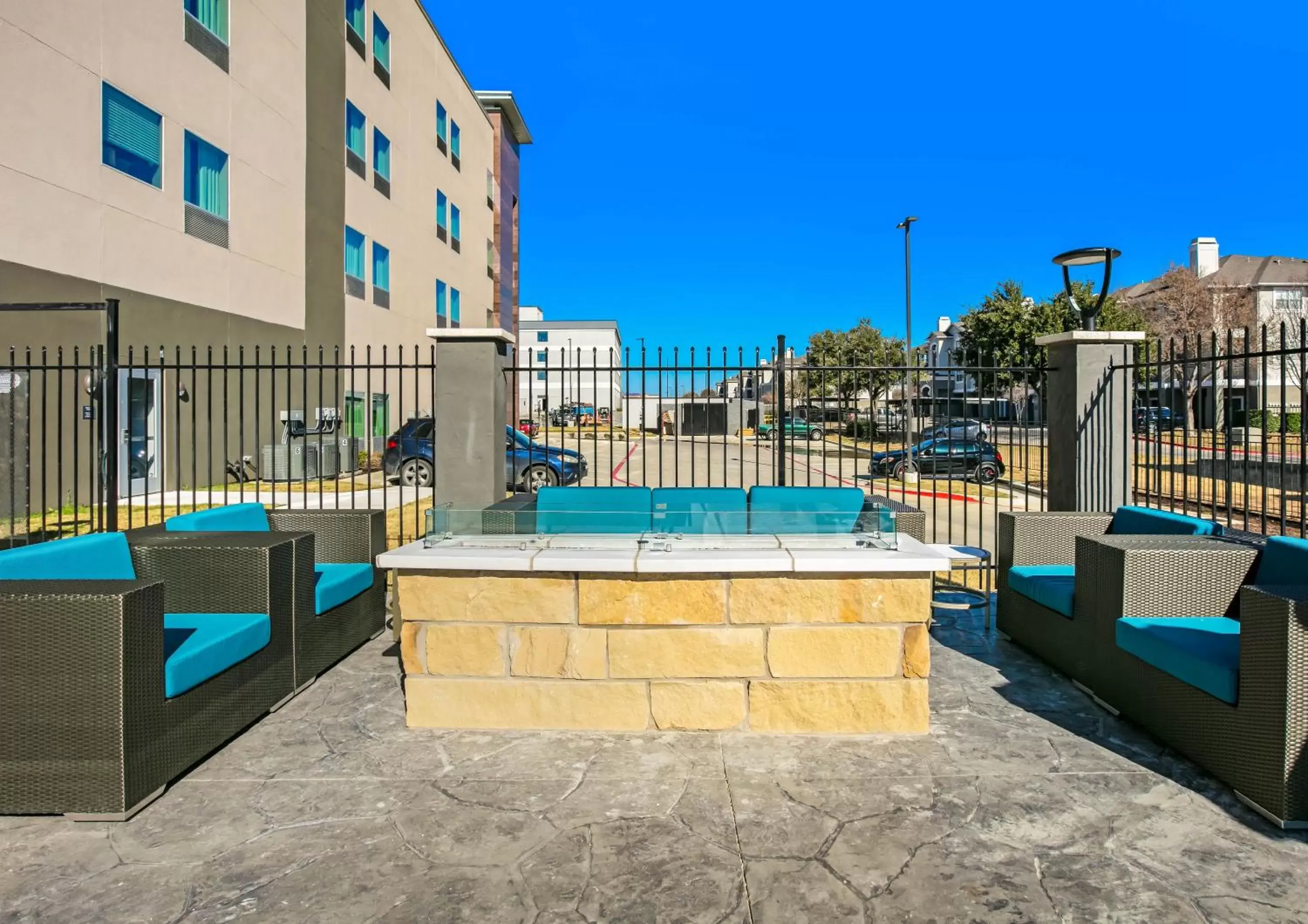 On site, Swimming Pool in La Quinta Inn & Suites DFW West-Glade-Parks