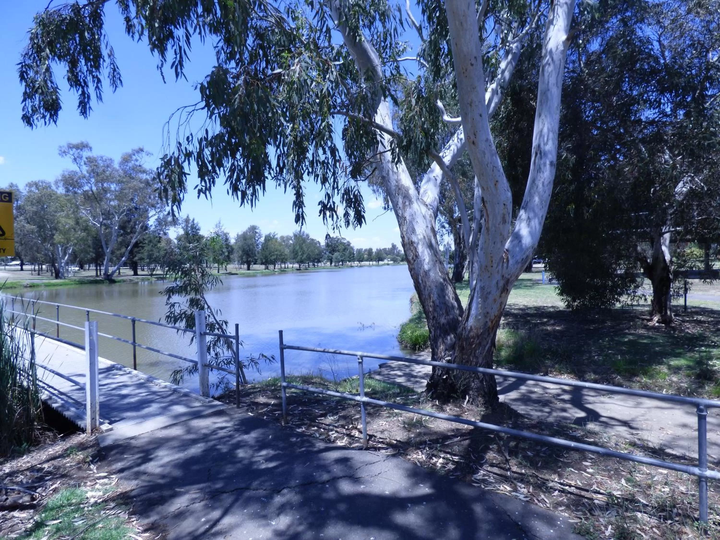 Lake view in Ben Hall Motor Inn