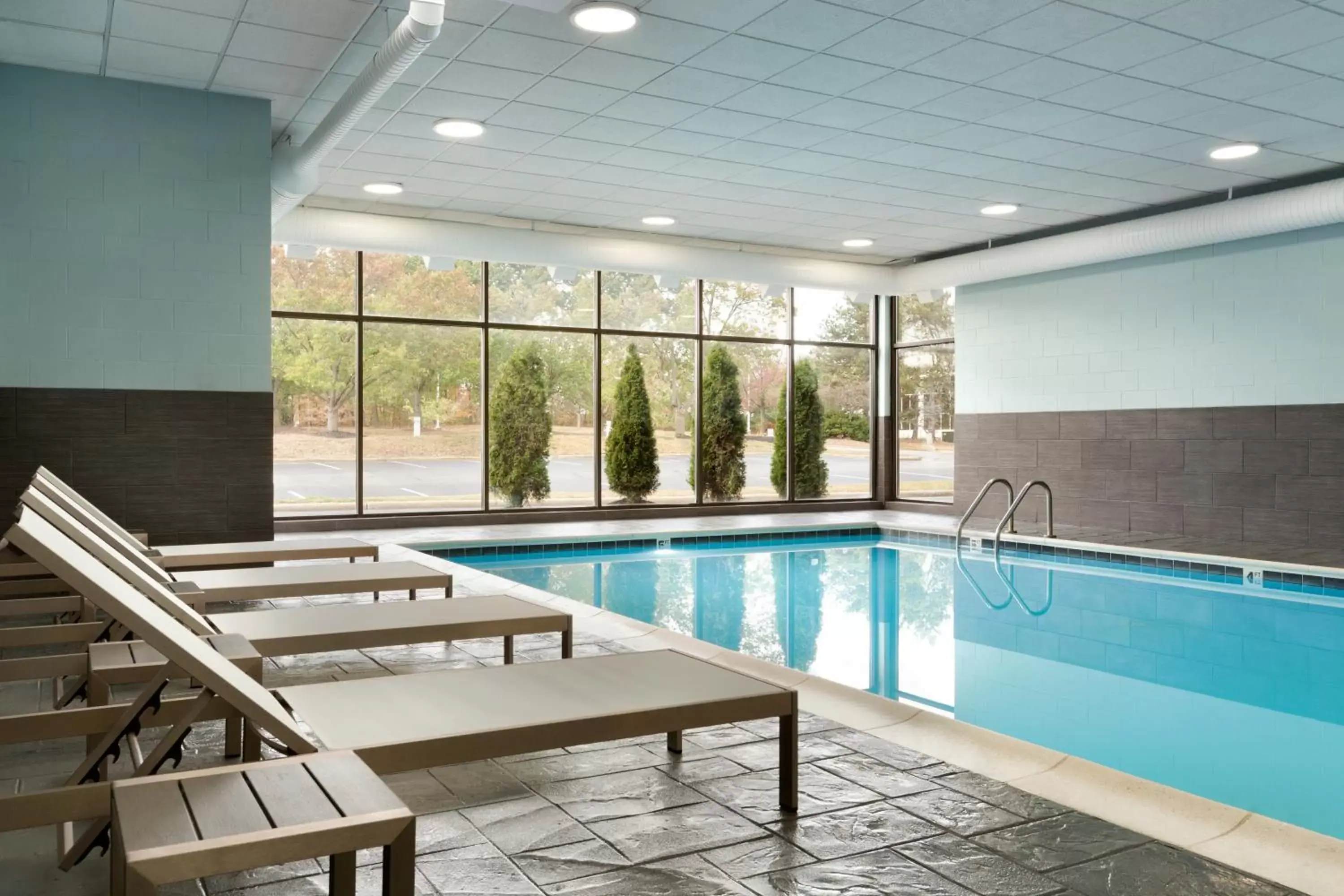 Swimming pool in Radisson Akron-Fairlawn Copley Swimming pool in Radisson Akron-Fairlawn Copley