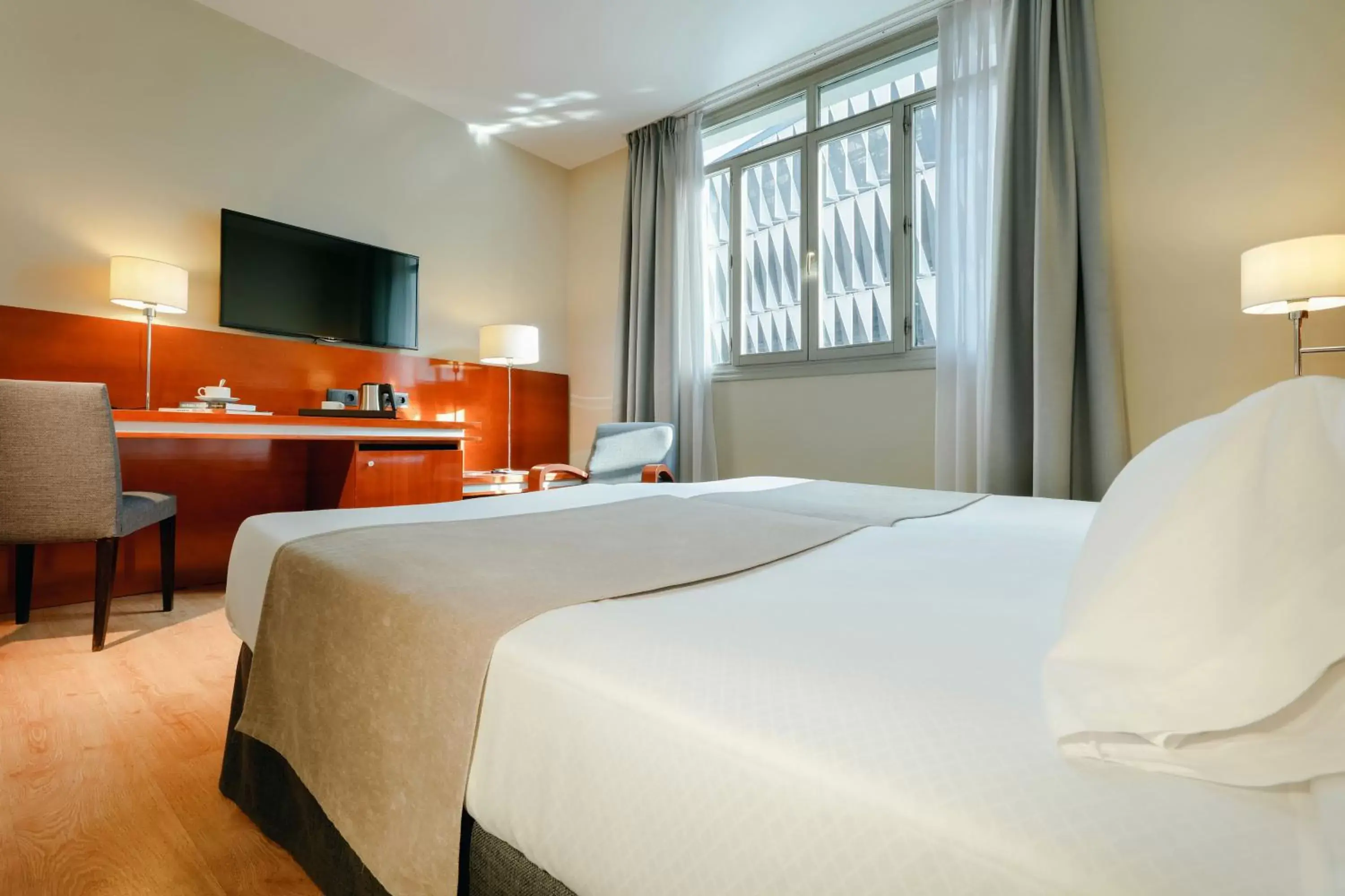 Photo of the whole room, Bed in Abba Euskalduna Hotel