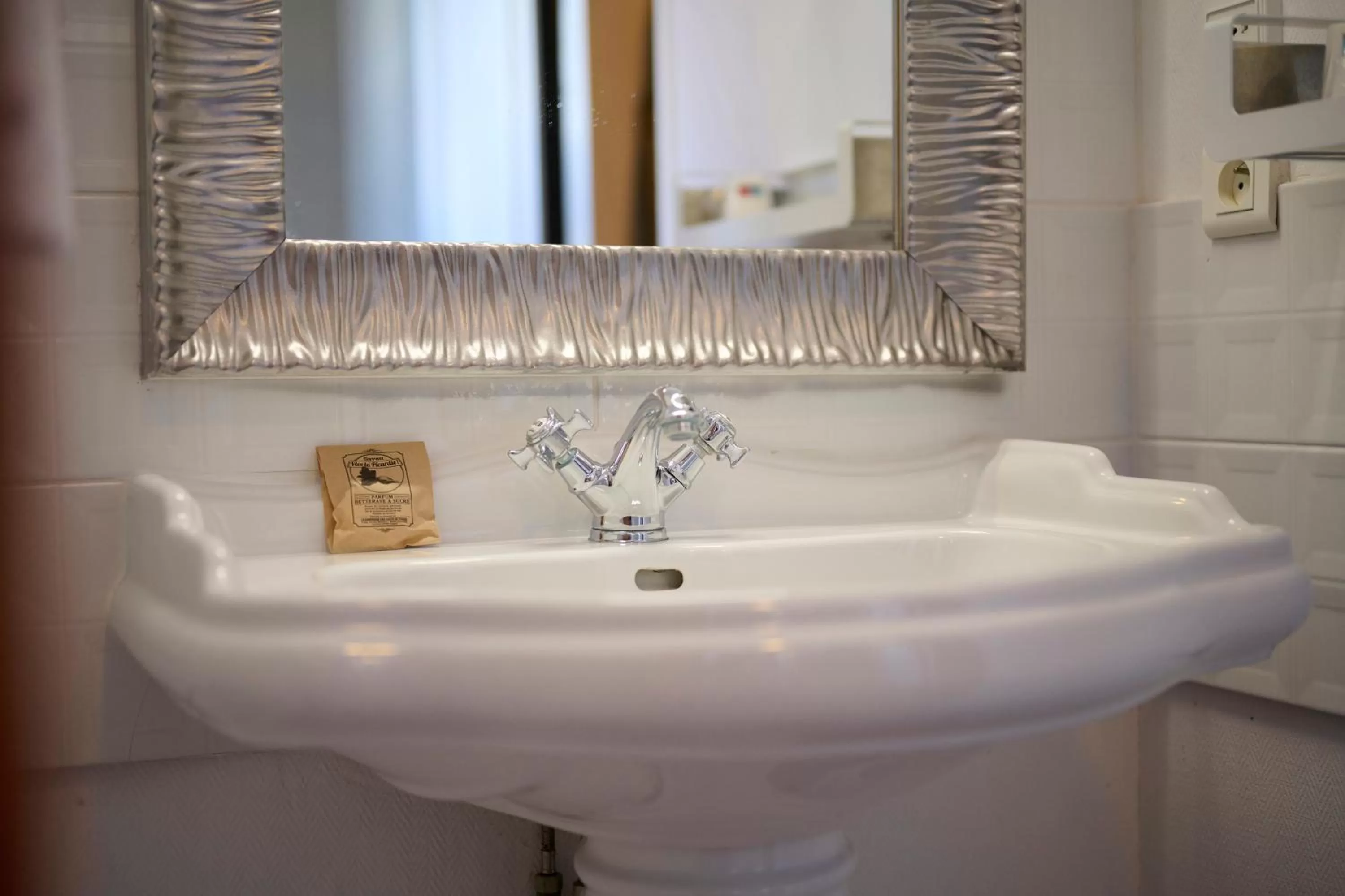 Shower in The Originals Boutique, Hôtel La Colonne de Bronze, Saint-Valéry-sur-Somme