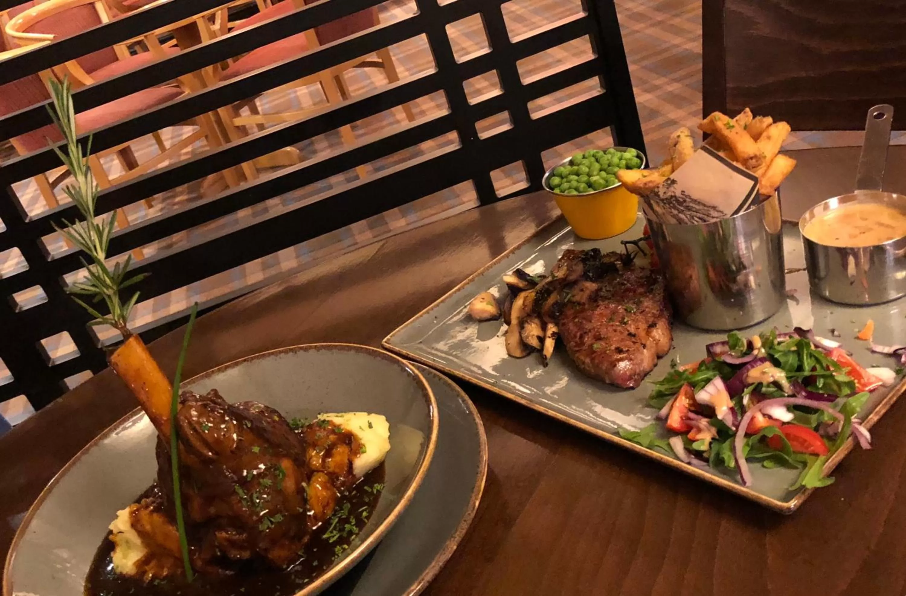 Restaurant/places to eat in Smiths Hotel