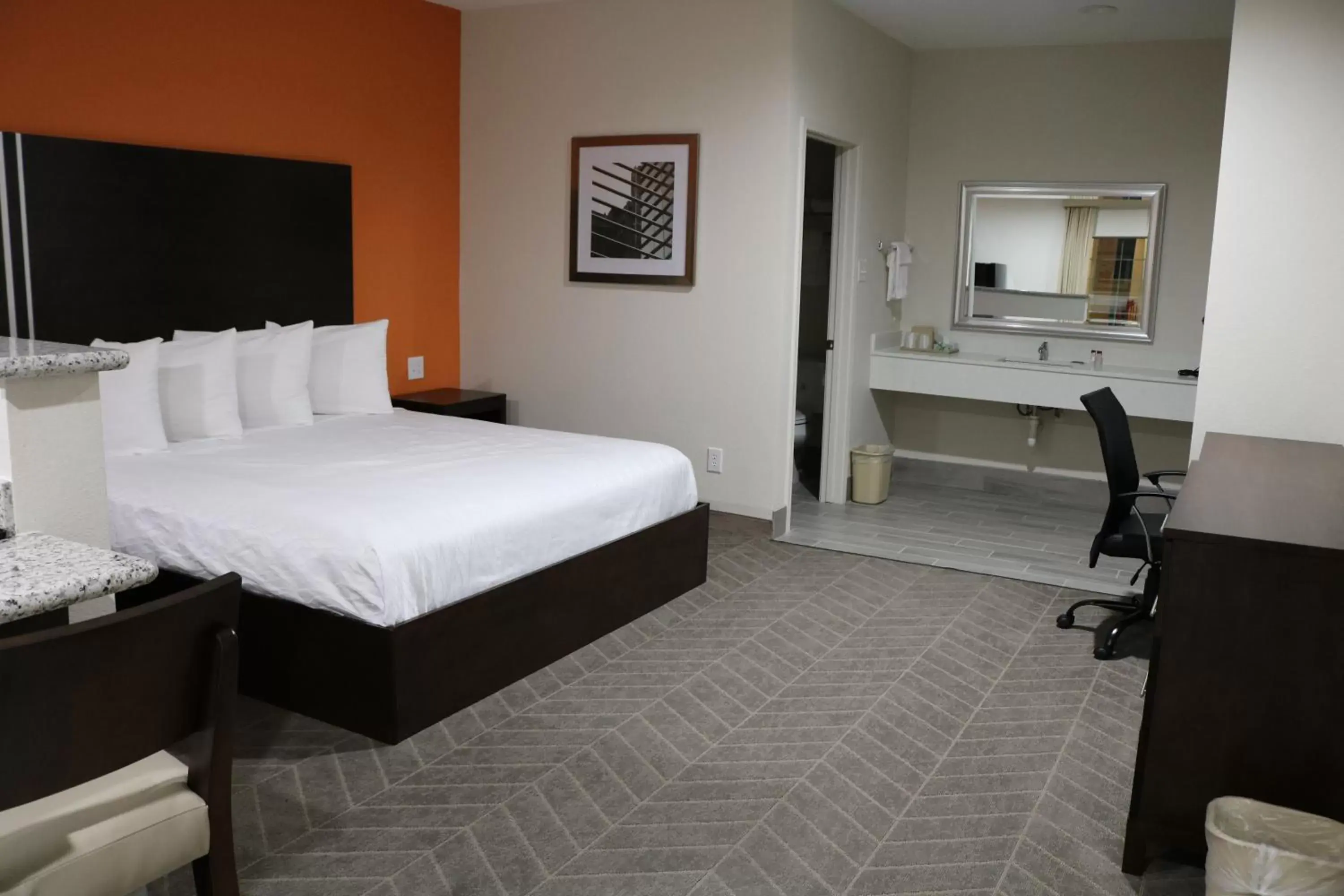 Photo of the whole room, Bed in Scottish Inn & Suites - IAH Airport