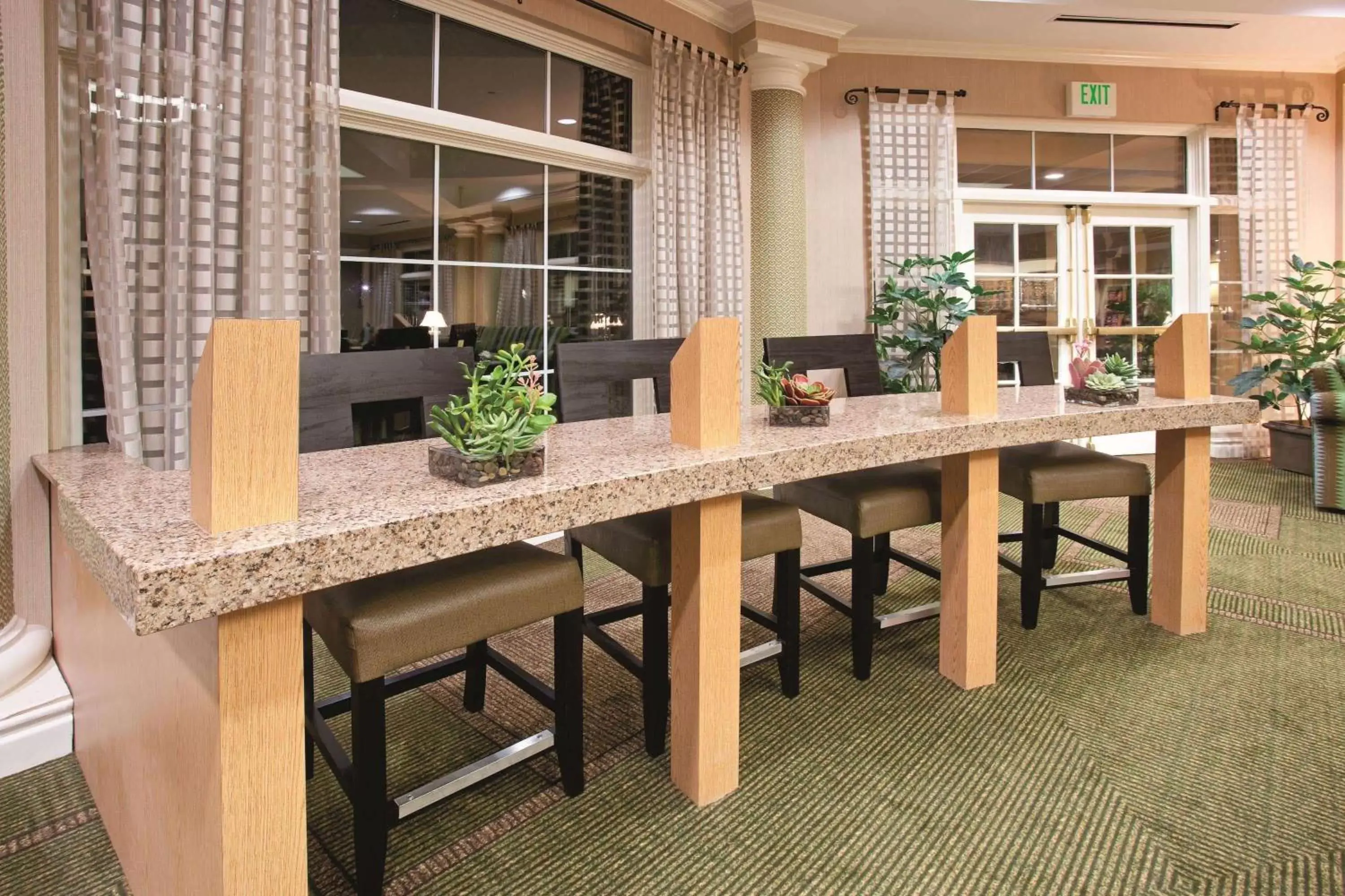 Lobby or reception, Lounge/Bar in La Quinta by Wyndham Colorado Springs South Airport