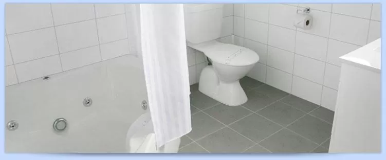 Bathroom in Eastland Pacific Motel