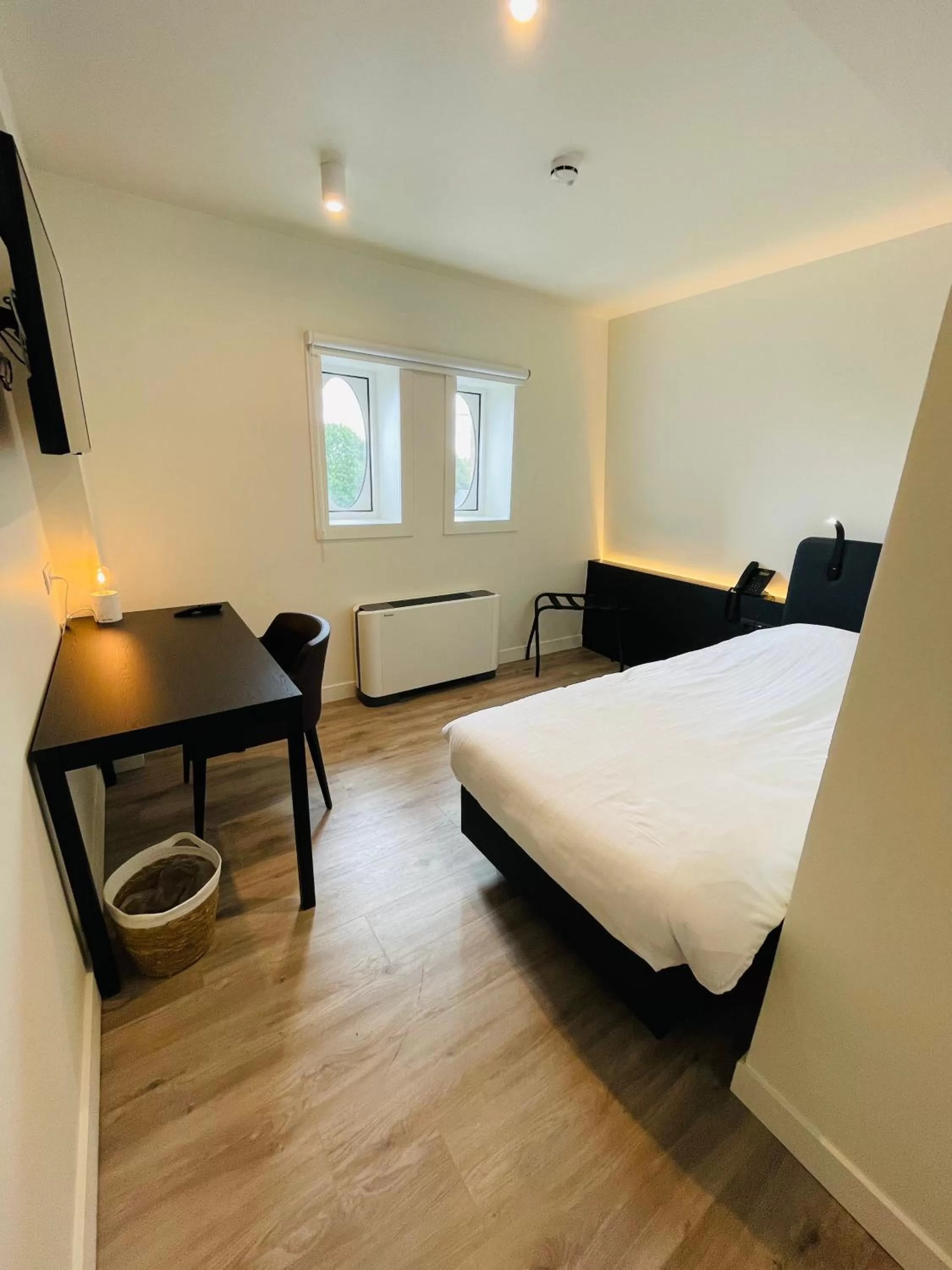 Photo of the whole room, Bed in Hotel Bell-X Kortrijk-Wevelgem