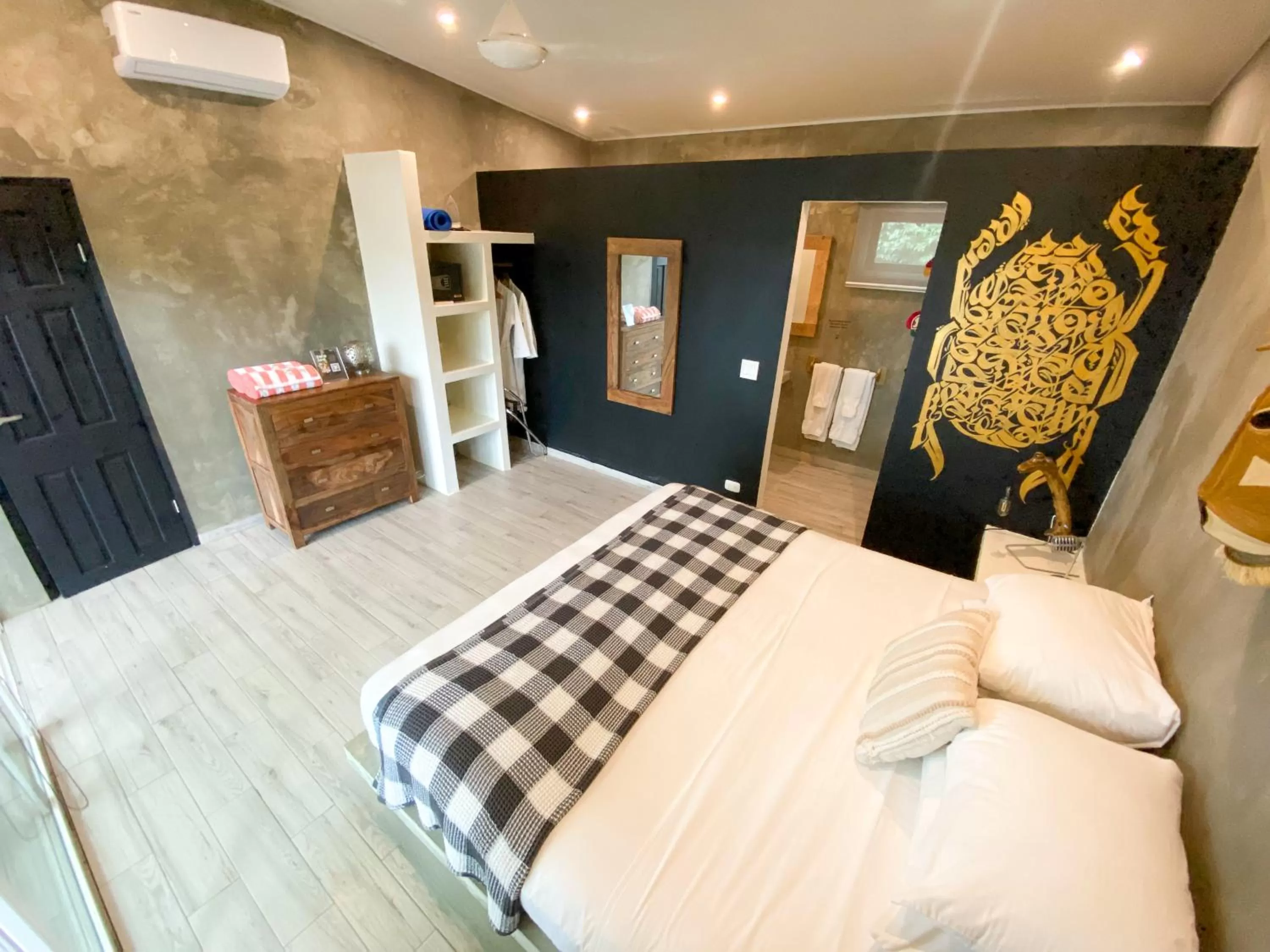 Photo of the whole room in Saboga Lodge