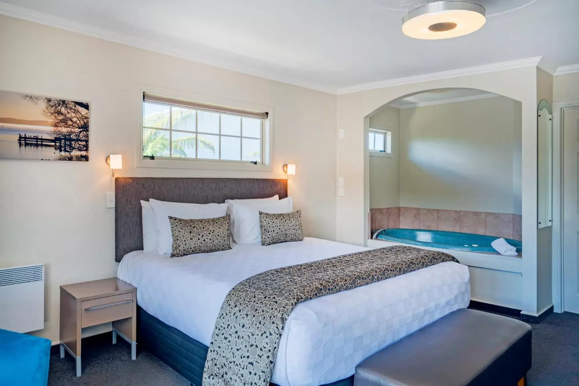 Bed in Silver Fern Rotorua Suites & Spa